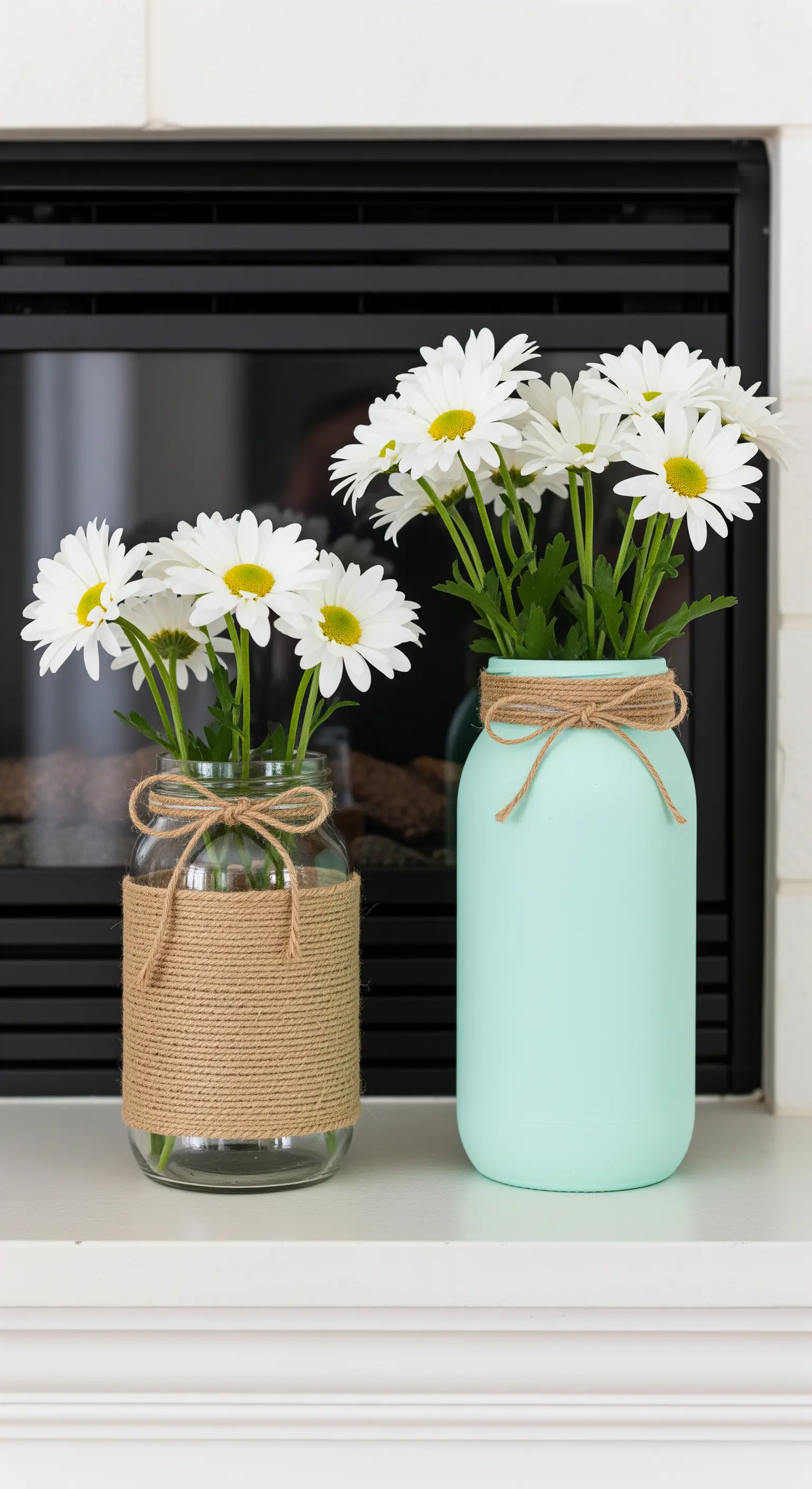 Due barattoli di vetro: uno avvolto in corda di iuta, l'altro dipinto di color menta.