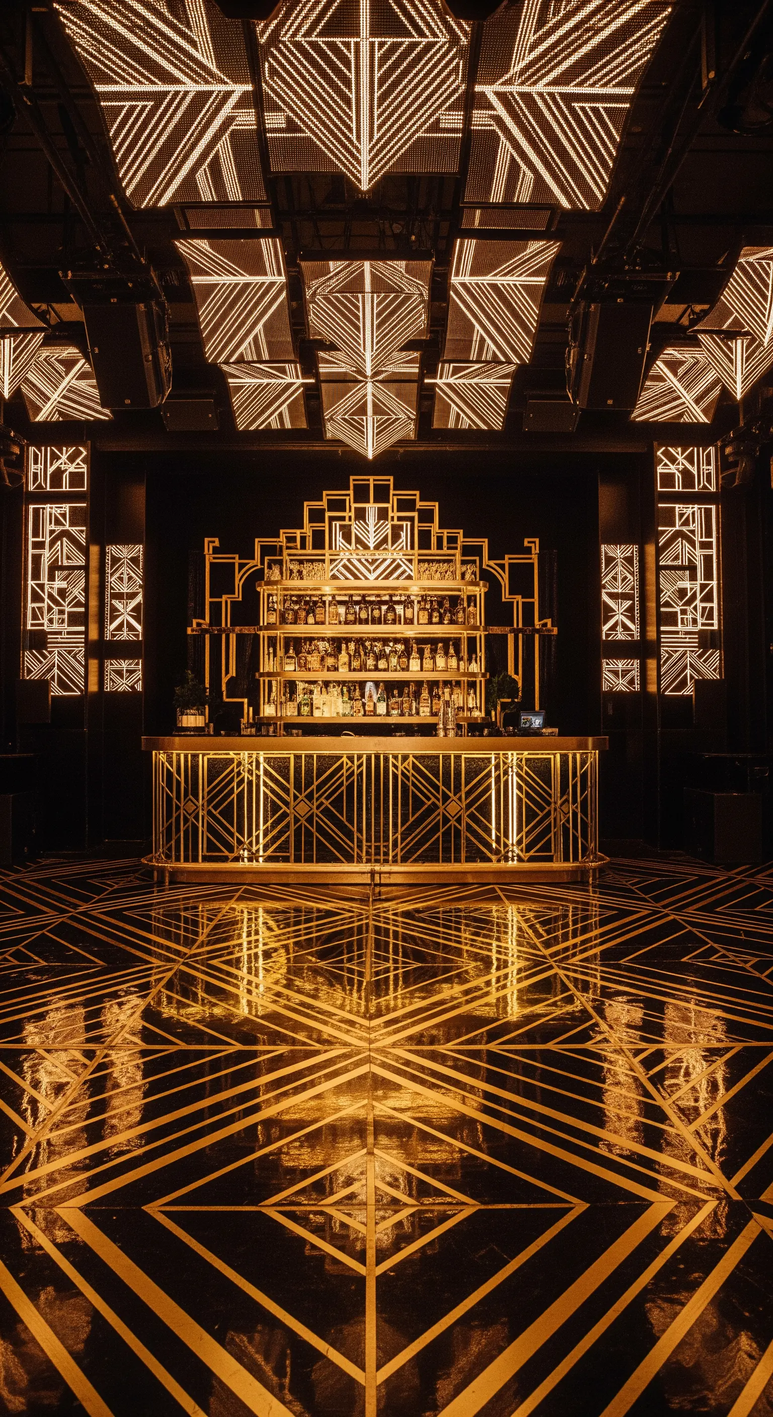 Bar in stile Art Déco con motivi geometrici dorati e neri e illuminazione integrata.