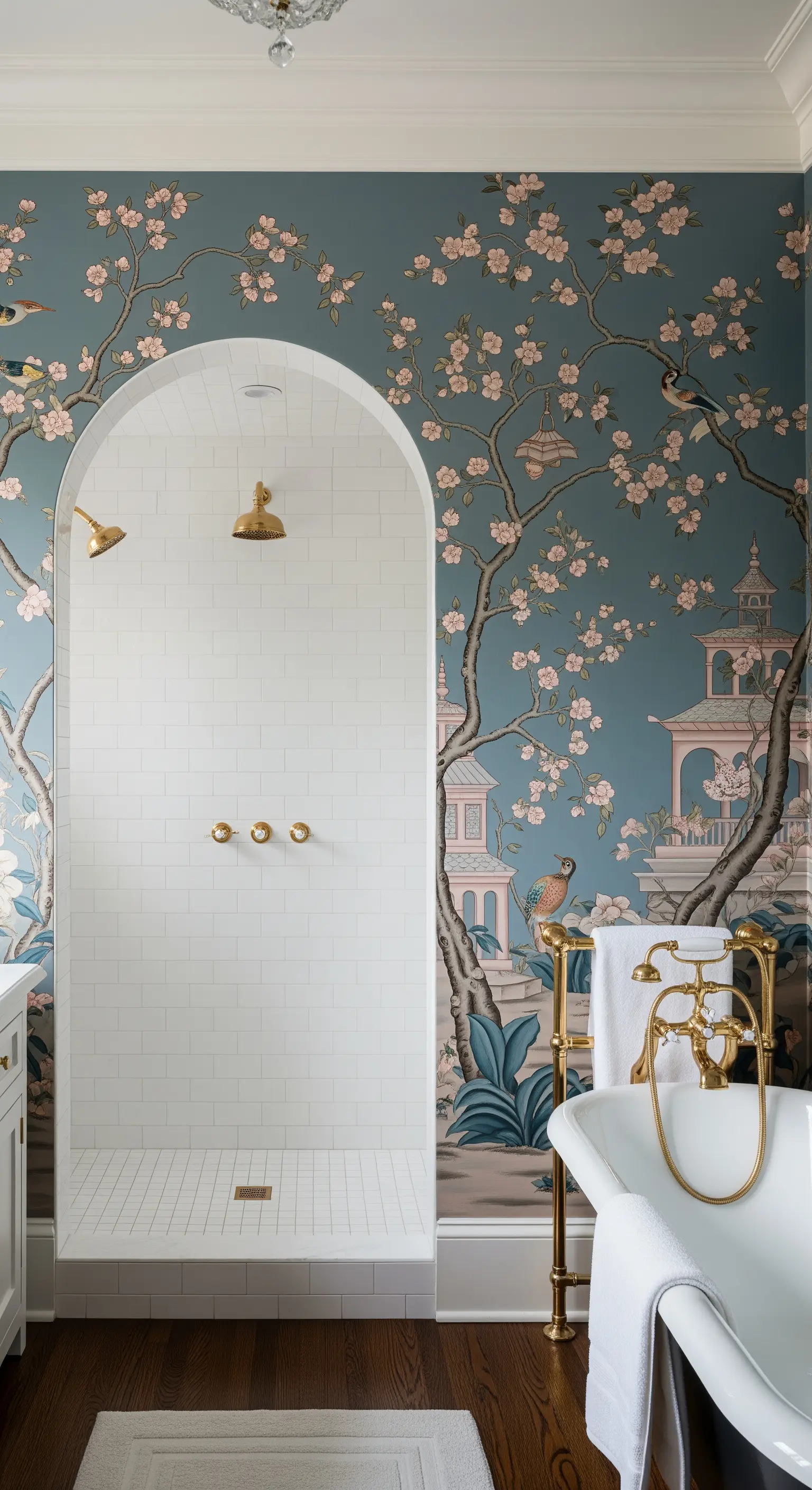 Bagno classico con carta da parati Chinoiserie, doccia ad arco e vasca freestanding dorata.