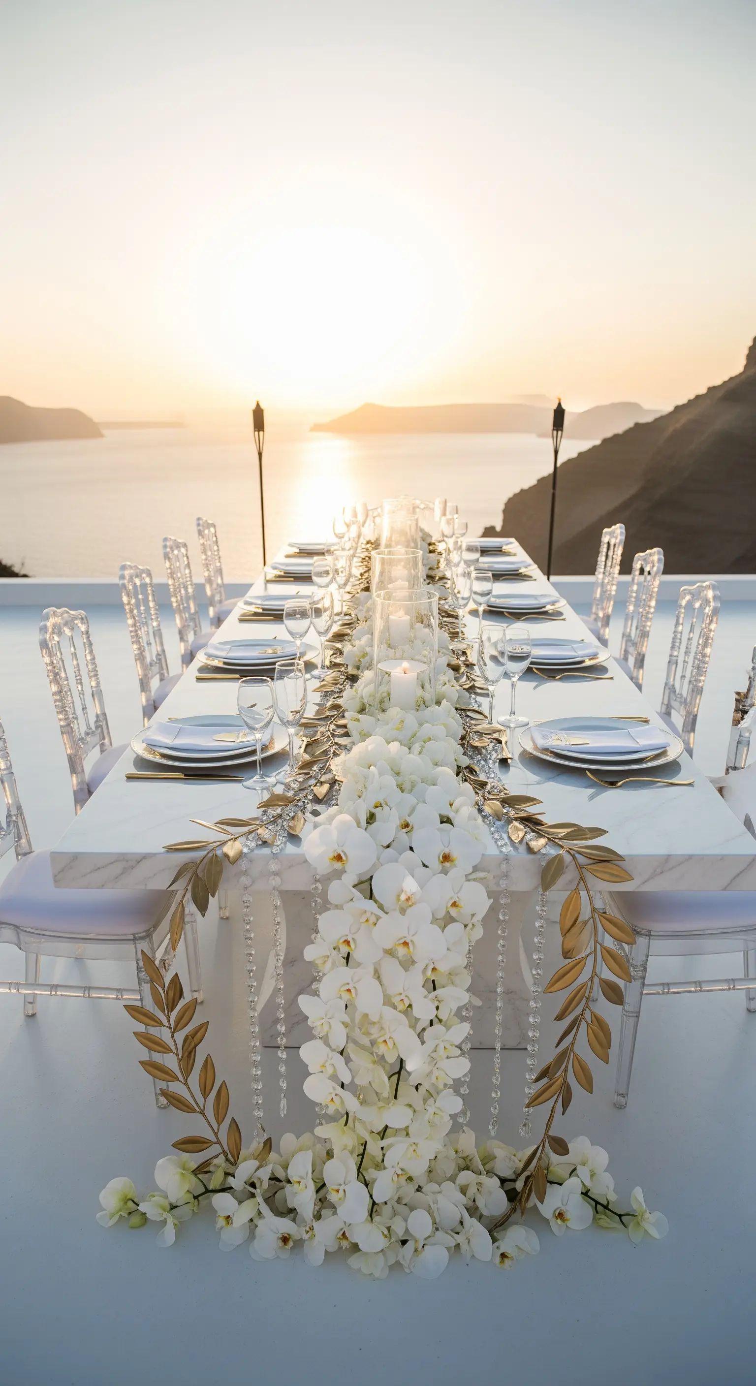 Tavolo in marmo bianco con runner di orchidee, cristalli e foglie d'oro, affacciato sul mare.