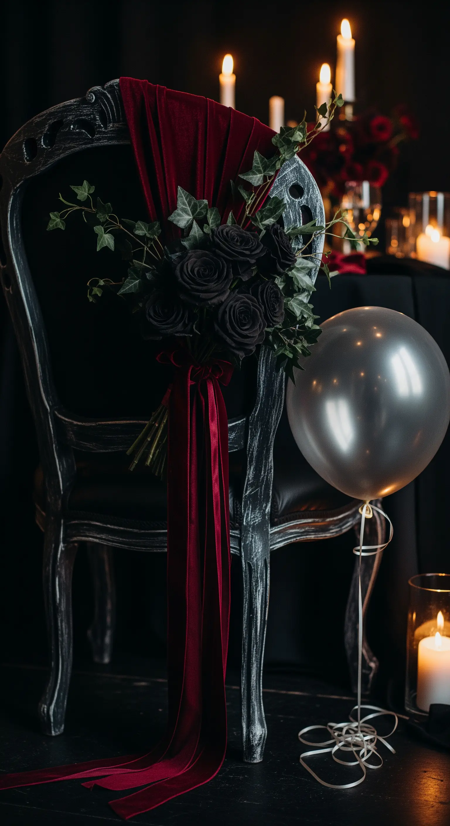 Sedia barocca nera con velluto rosso, rose nere e palloncino color canna di fucile.