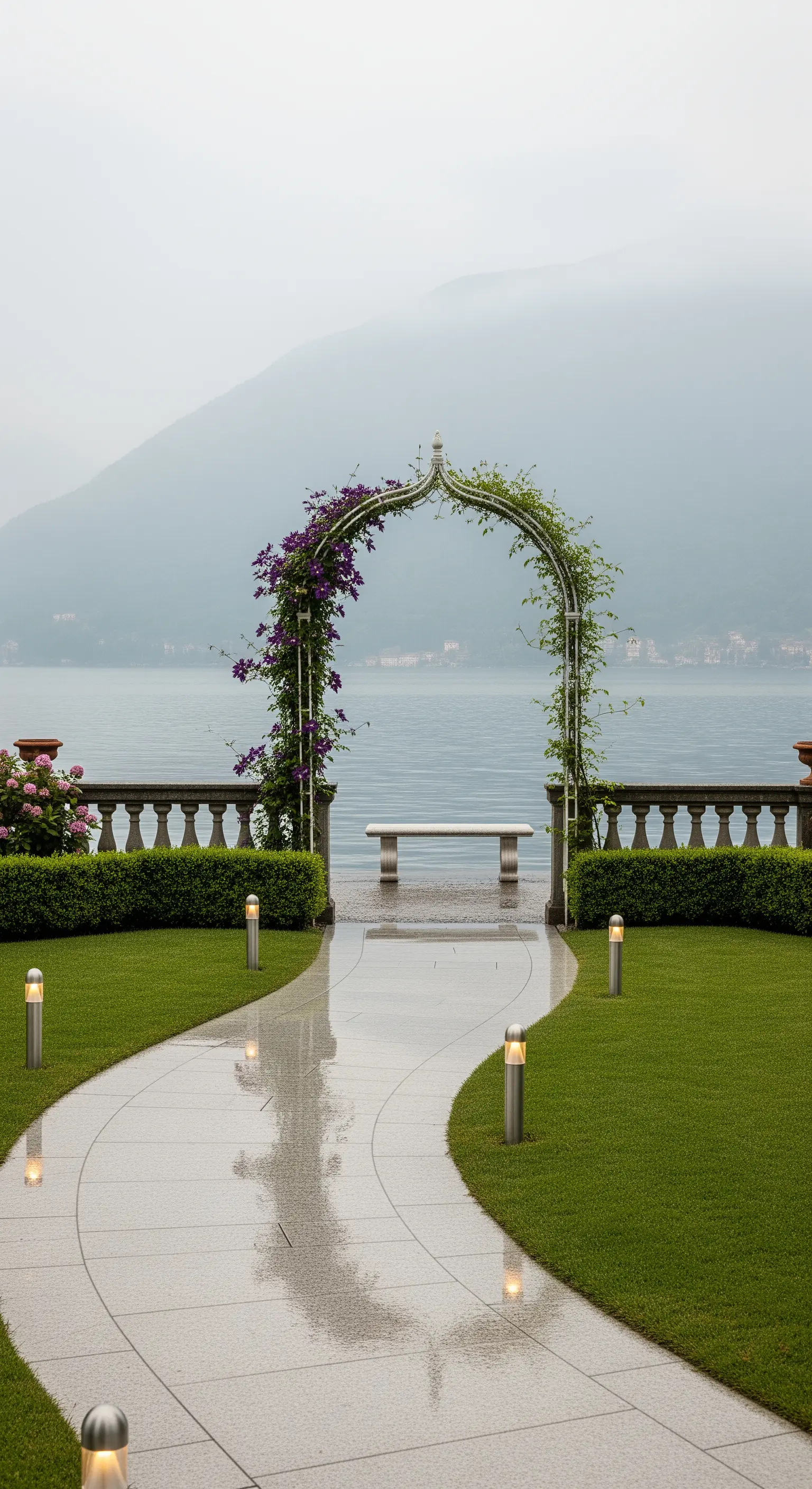 Sentiero lucido che conduce a un arco bianco affacciato su un lago nebbioso, con illuminazione minimalista