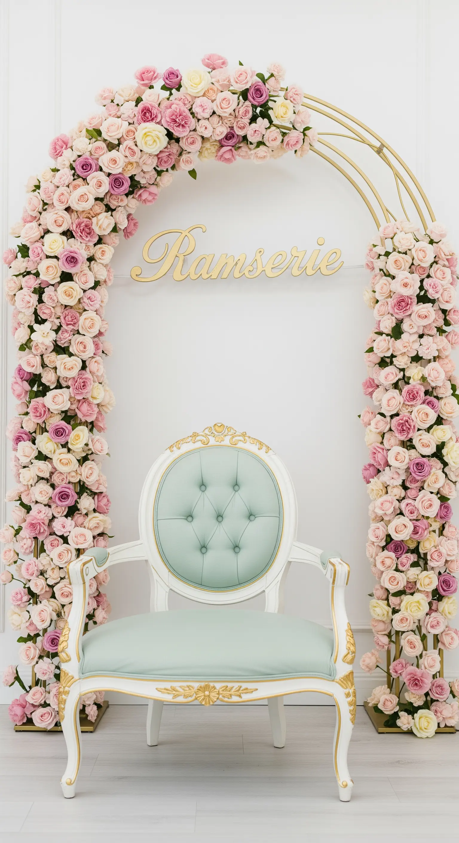 Sedia neoclassica verde menta e bianca con un arco di rose bicolore.