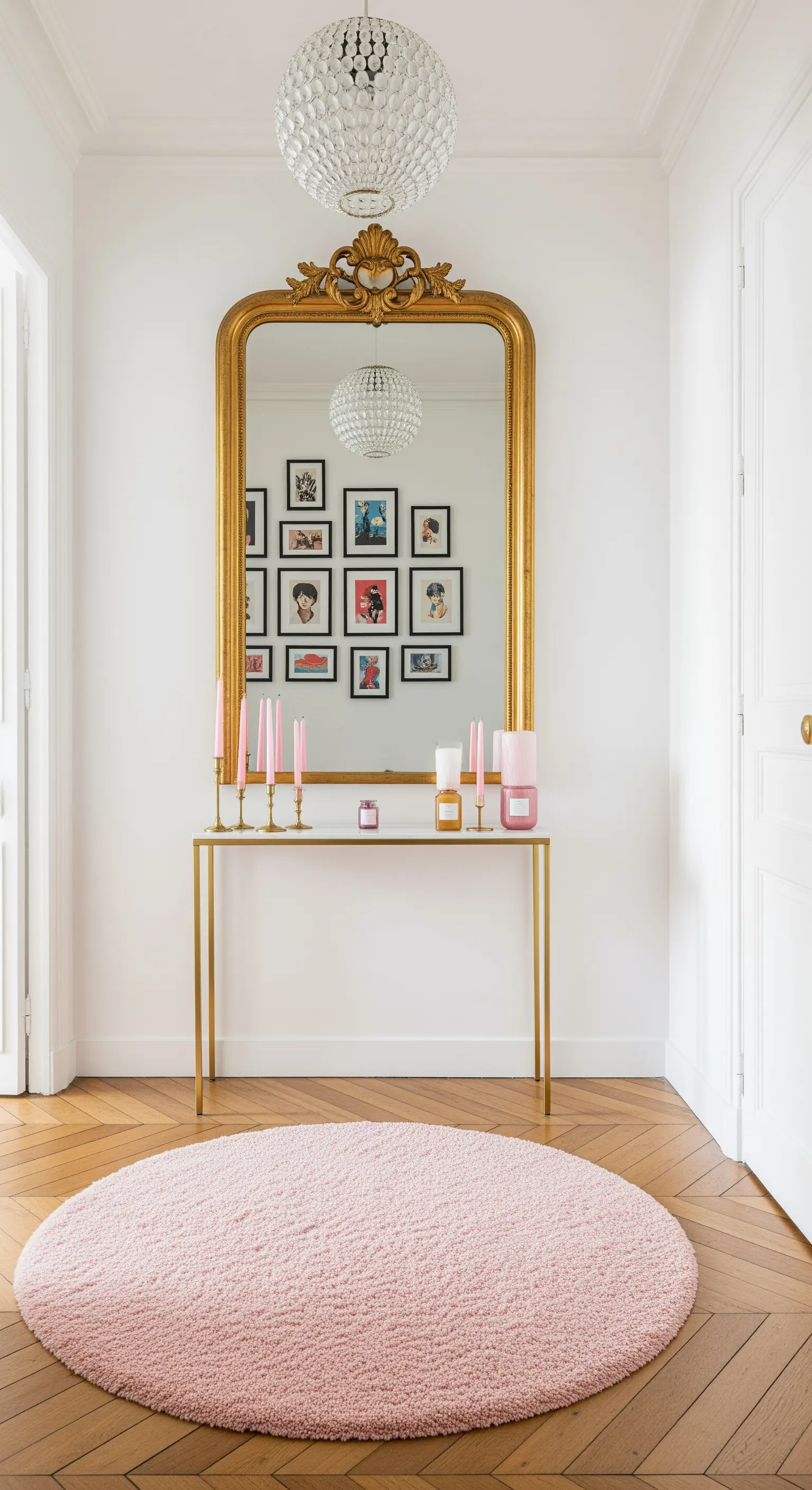 Ingresso chic con specchio dorato, consolle sottile e tappeto rotondo rosa a pelo lungo.