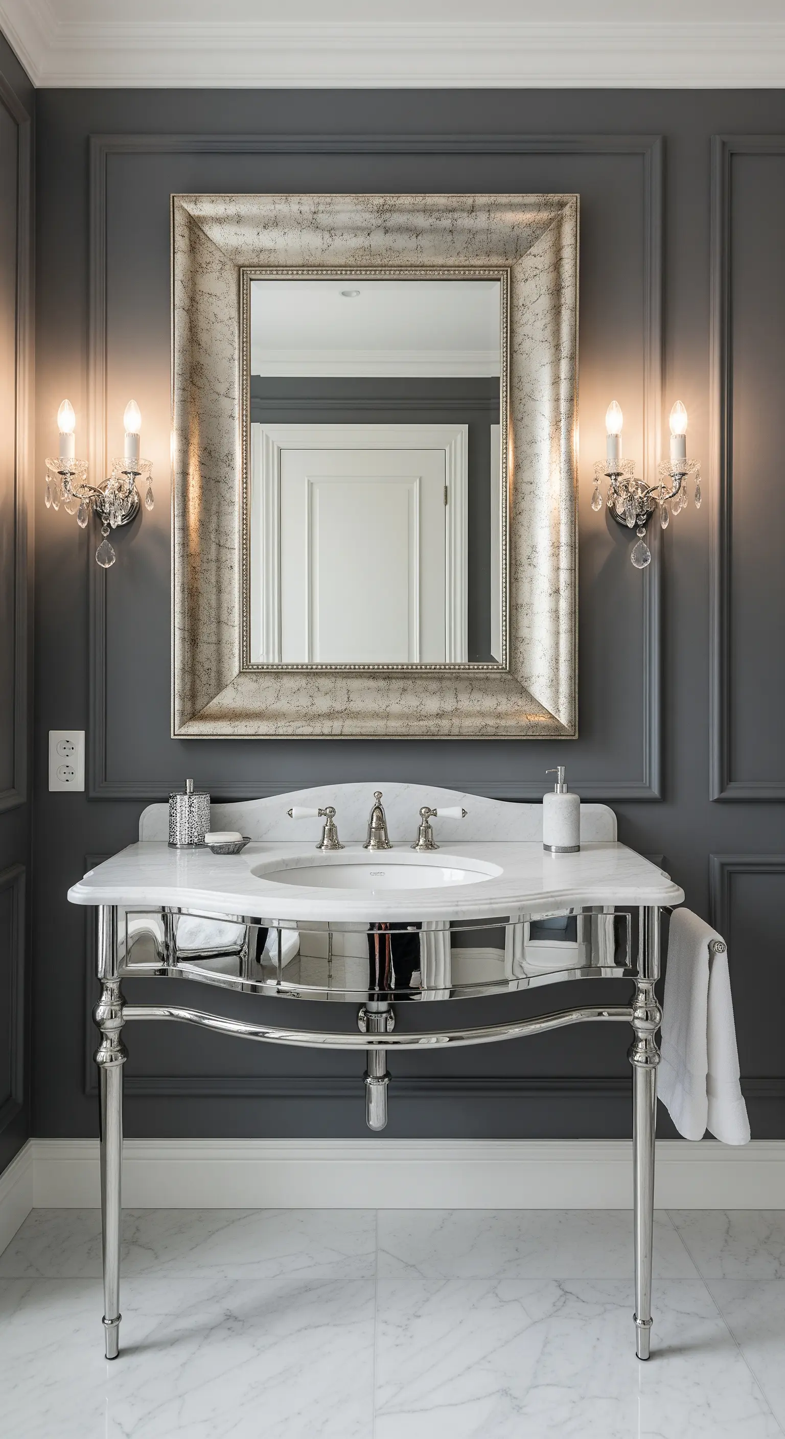 Bagno grigio classico con boiserie, grande specchio argentato e lavabo con gambe cromate.