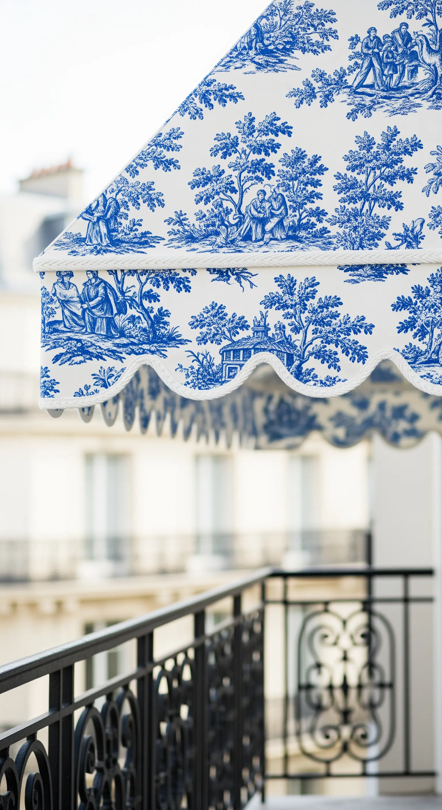 Tenda a cappottina per balcone con classico tessuto Toile de Jouy blu e bianco.