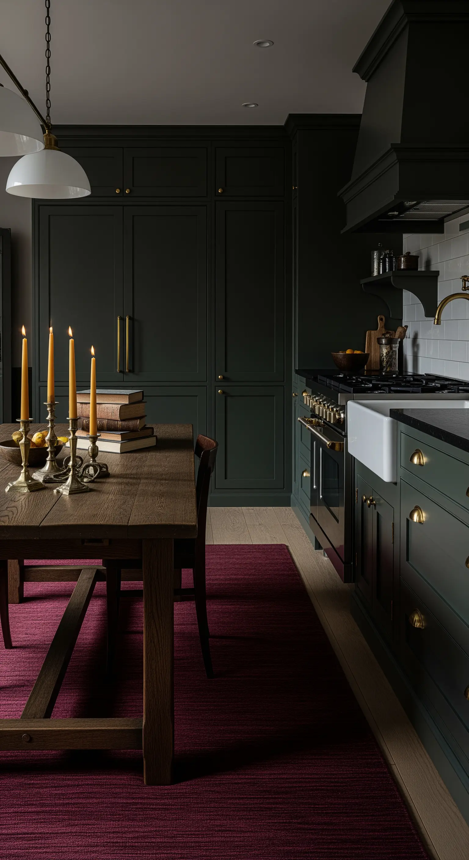 Cucina verde scuro con un tappeto color magenta e candelabri in ottone sul tavolo di legno.