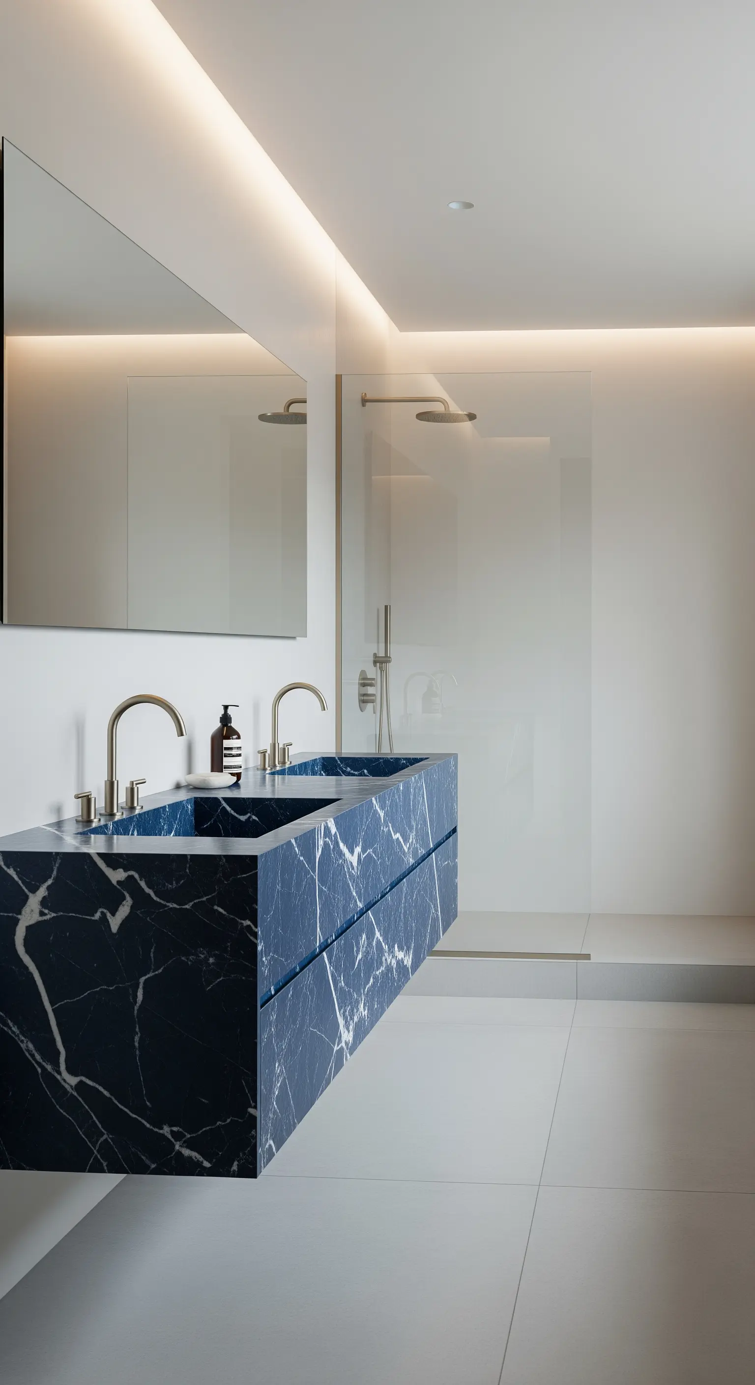 Lavabo sospeso in marmo blu con venature bianche in un bagno bianco e minimalista.