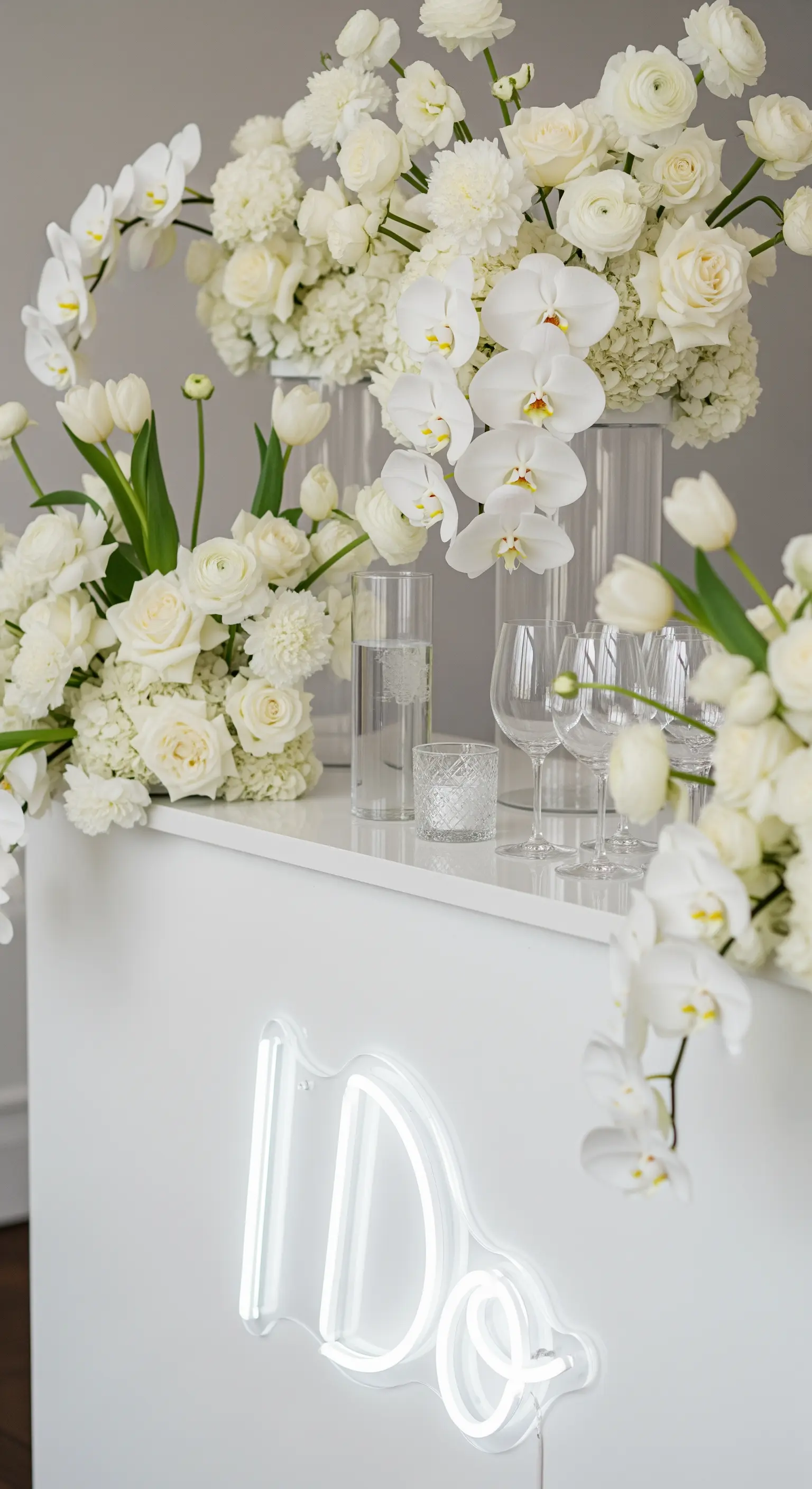 Bar bianco con composizioni di fiori bianchi e una delicata insegna 