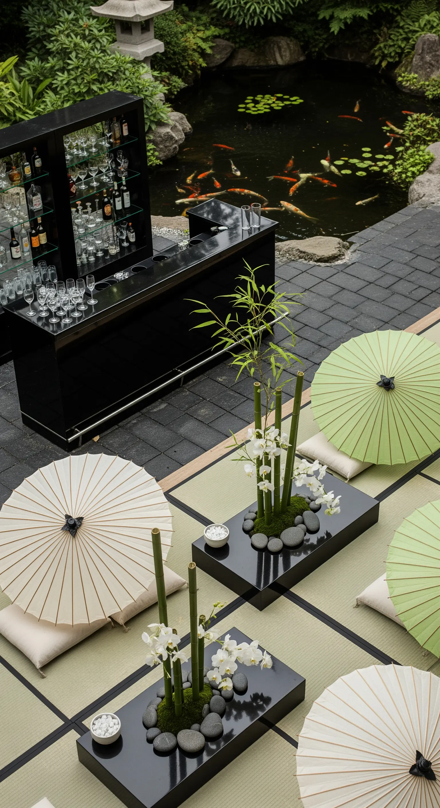 Allestimento in stile giapponese con bar nero, tatami, cuscini e ombrellini di carta