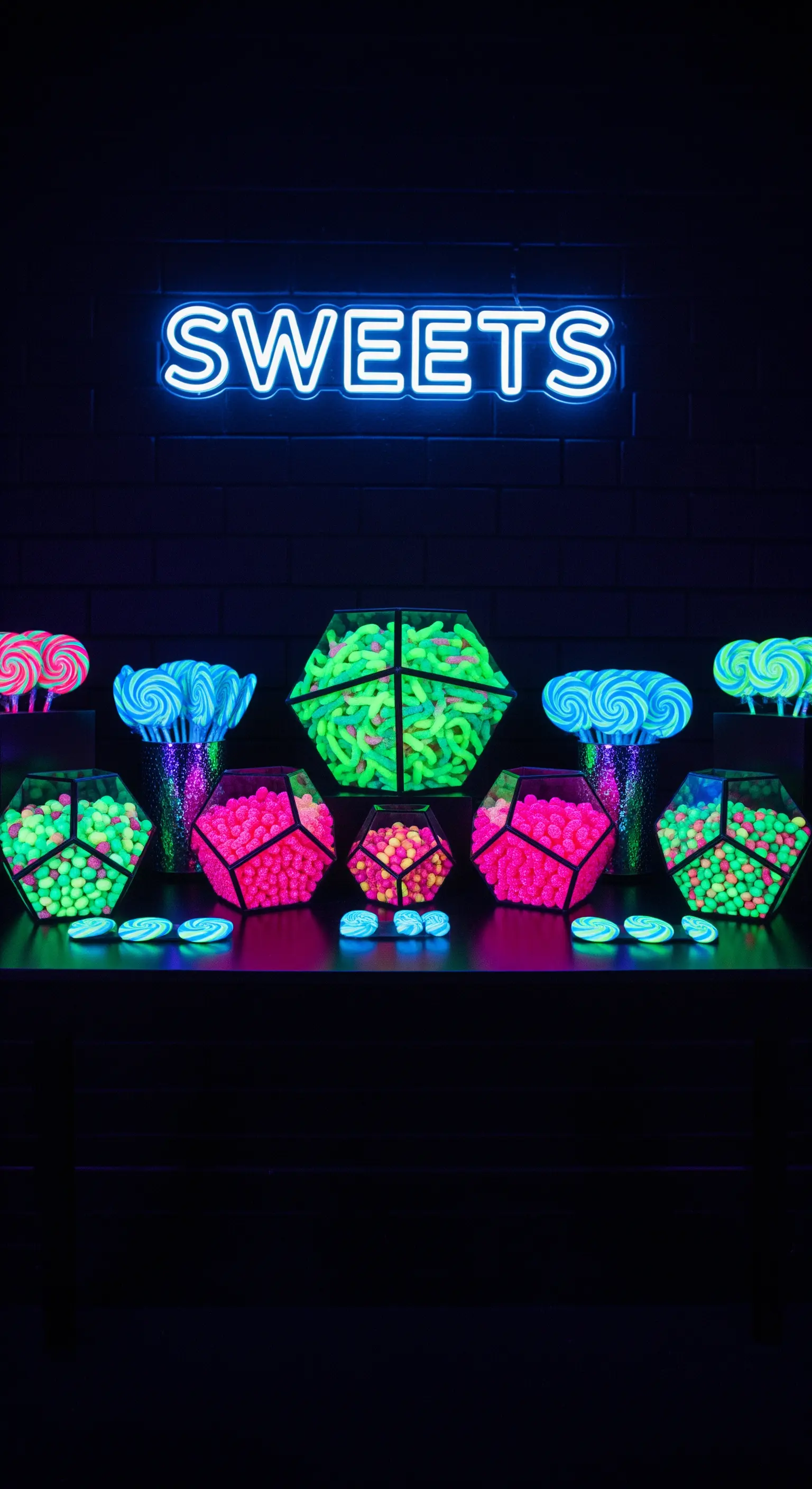 Candy bar con insegna al neon blu e caramelle fluorescenti in contenitori geometrici