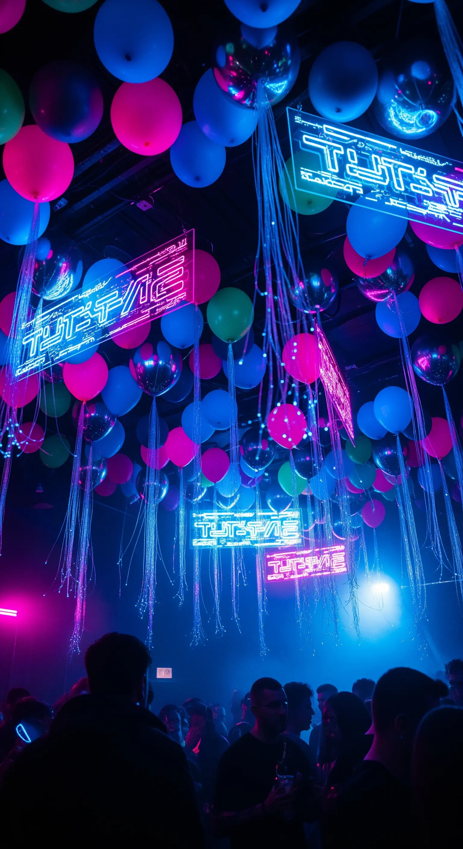 Soffitto di un locale notturno con palloncini fluo, insegne al neon e fili luminosi.
