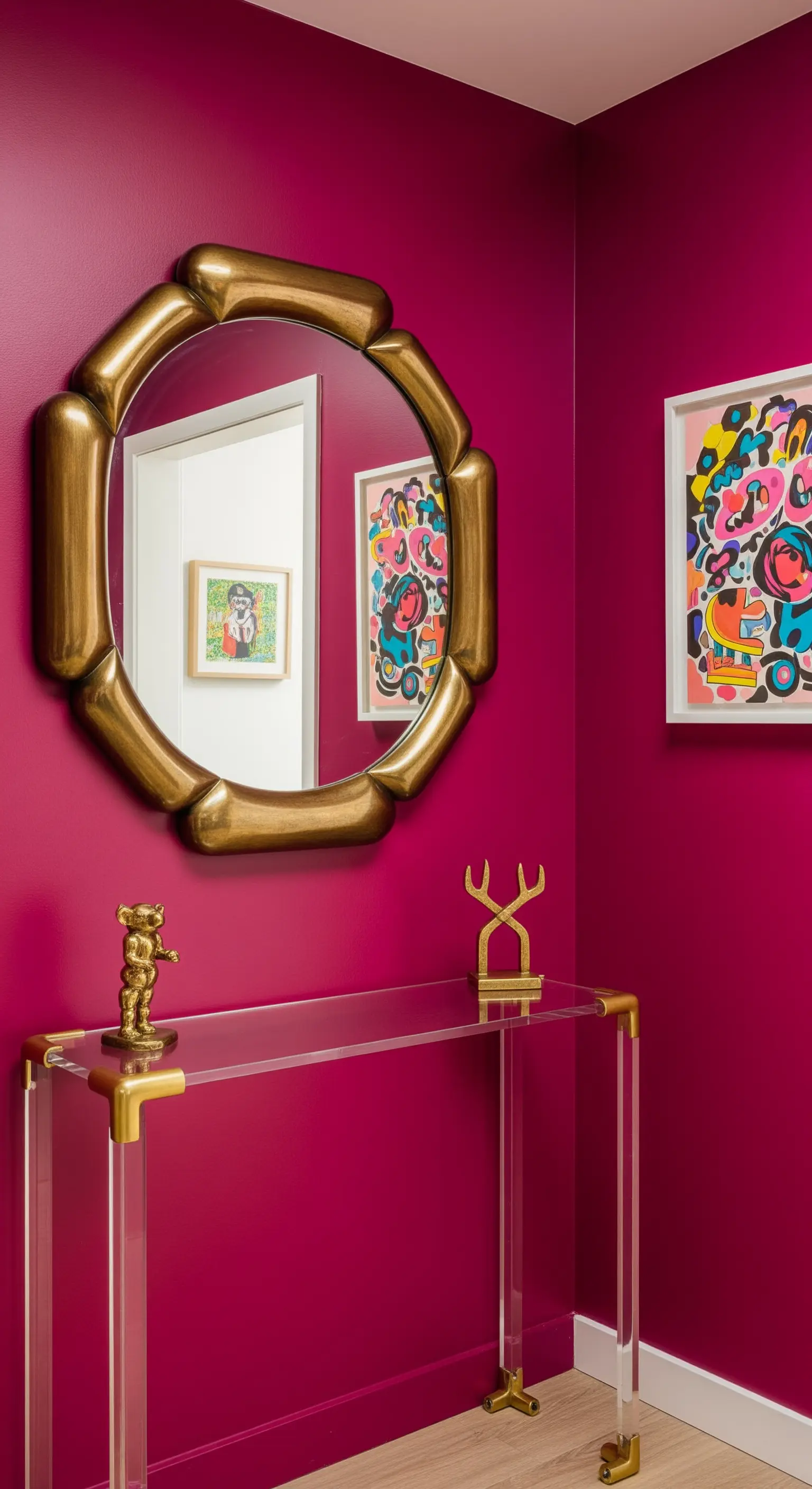 Ingresso color magenta con specchio organico dorato e consolle in plexiglass.