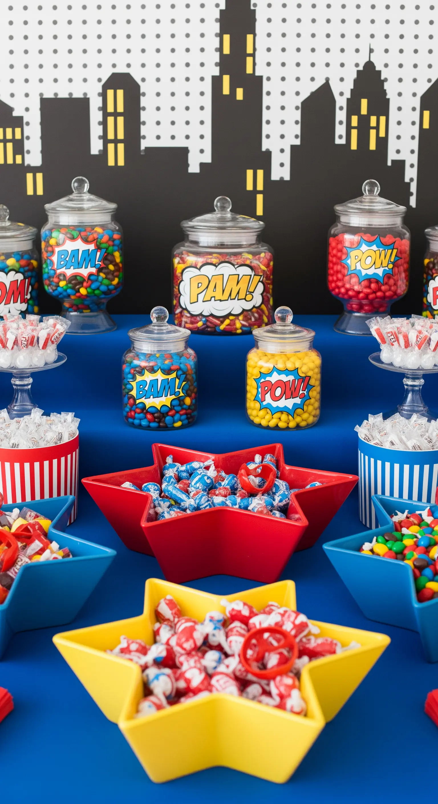 Candy bar a tema supereroi con sfondo a skyline, colori primari e etichette da fumetto