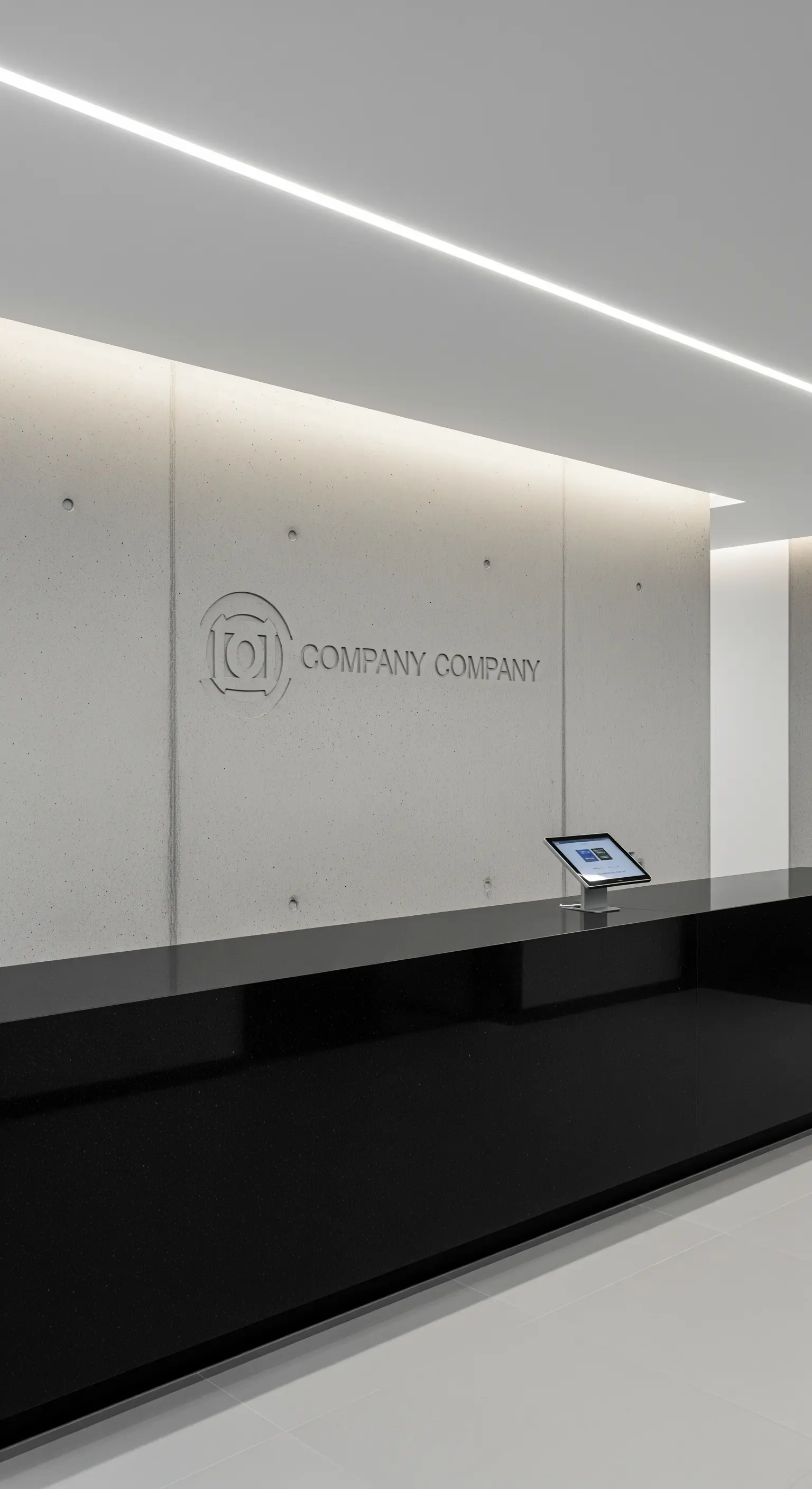 Reception moderna con bancone nero lucido e parete di fondo in cemento con logo aziendale.