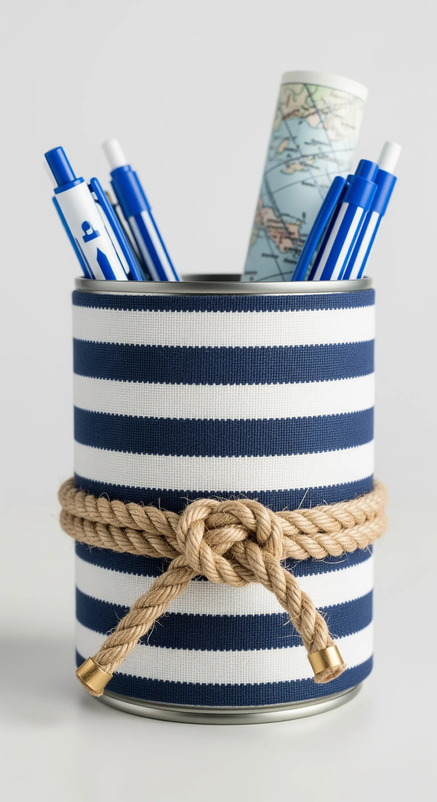 Portapenne a righe bianche e blu, decorato con una corda spessa annodata al centro.