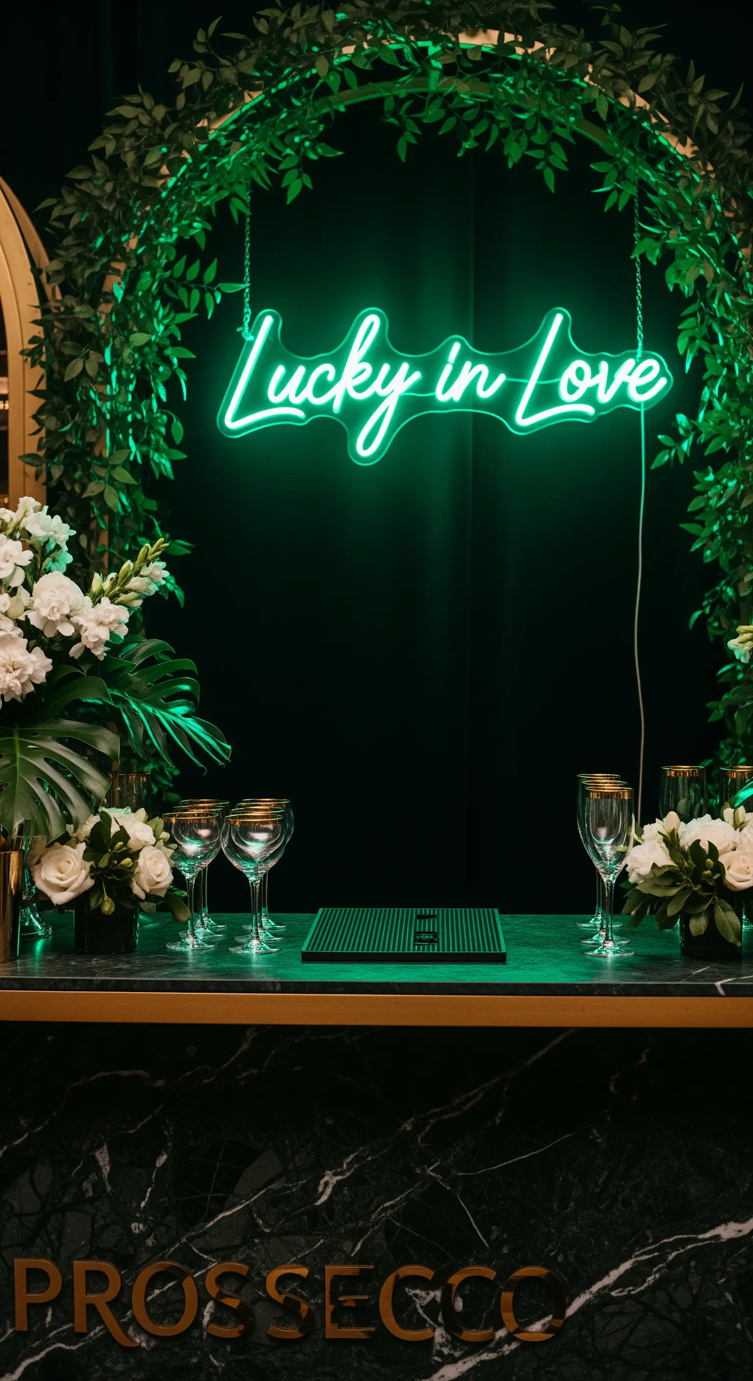 Bar in marmo nero con arco di foglie e insegna 