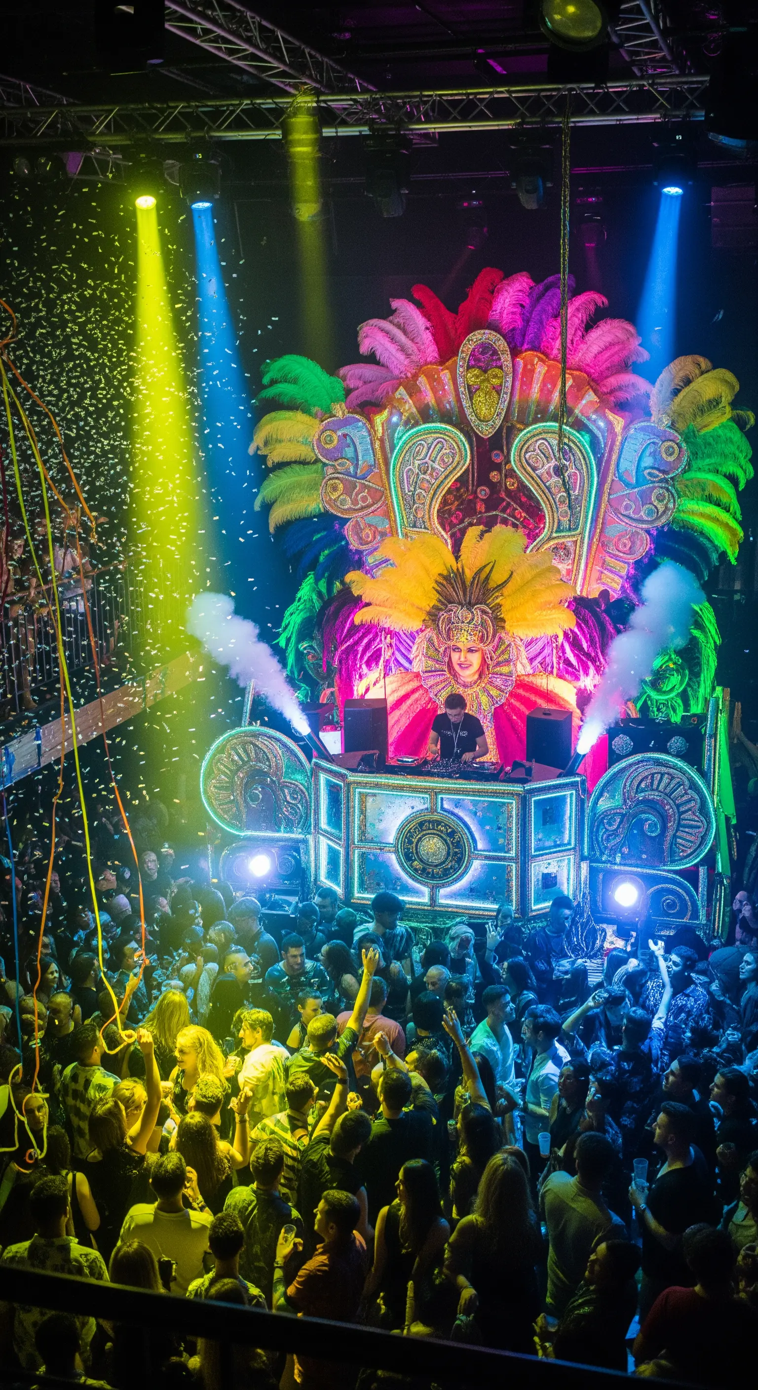 Scenografico DJ booth a tema carnevalesco con piume colorate e coriandoli.