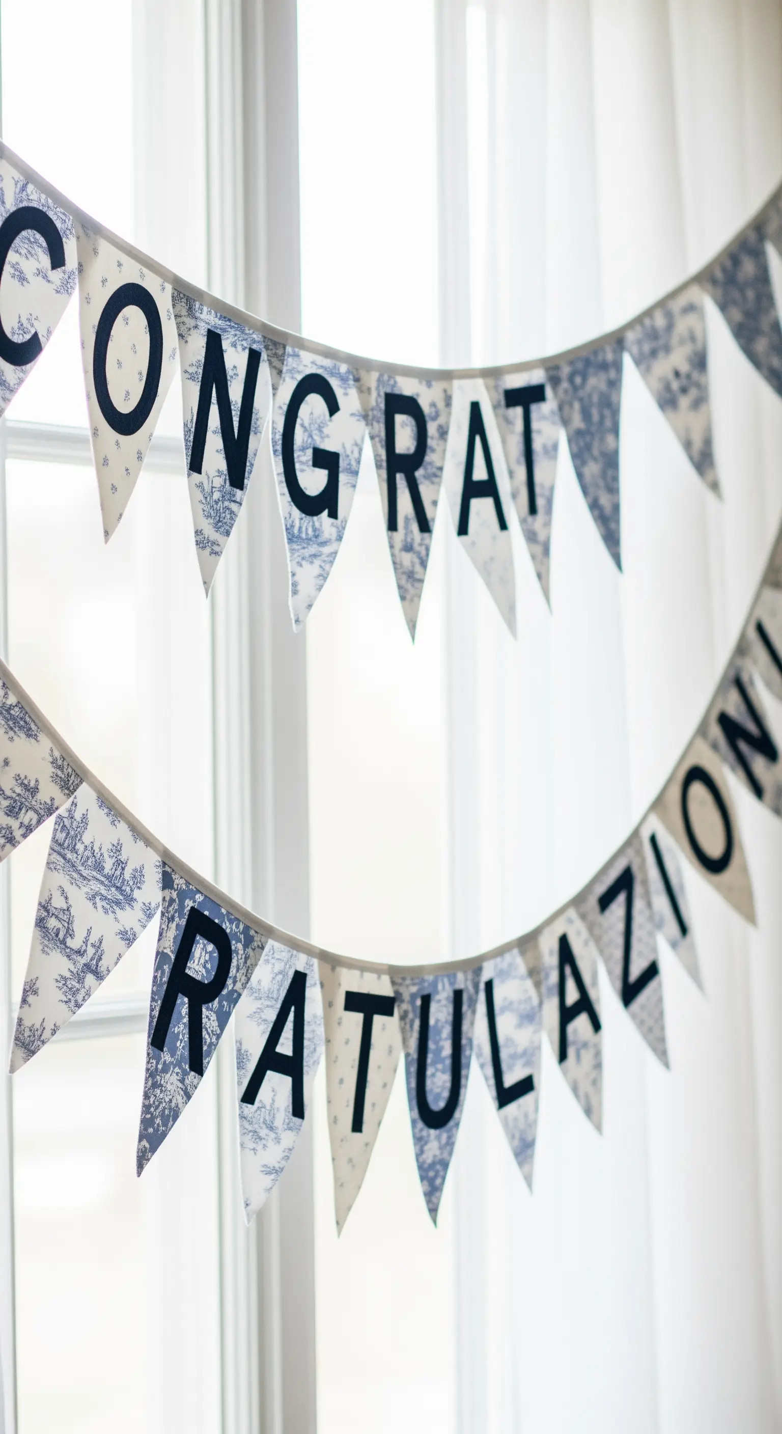 Festone di congratulazioni con bandierine in tessuto a stampa Toile de Jouy blu e bianca