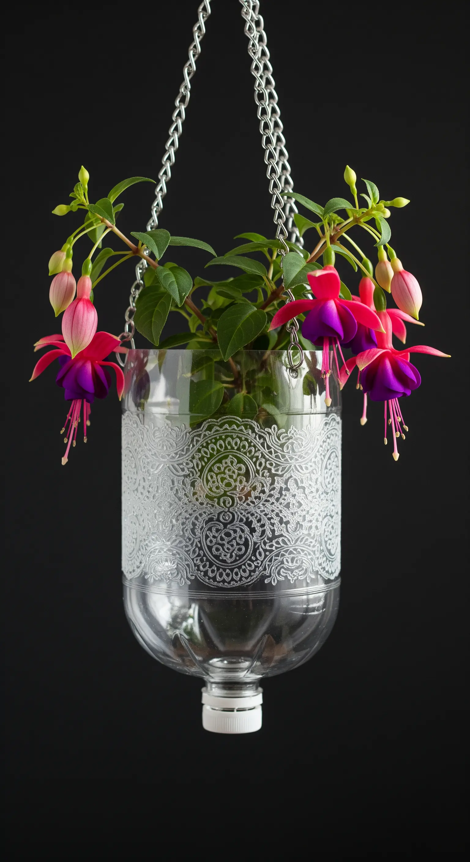 Fioriera trasparente decorata con un motivo bianco simile a un'incisione su vetro.