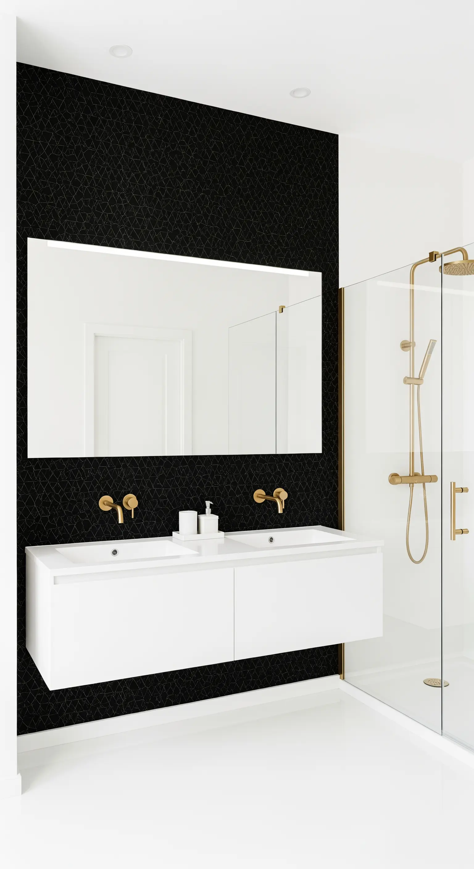 Bagno con parete nera a motivi, doppio lavabo bianco sospeso e dettagli dorati.