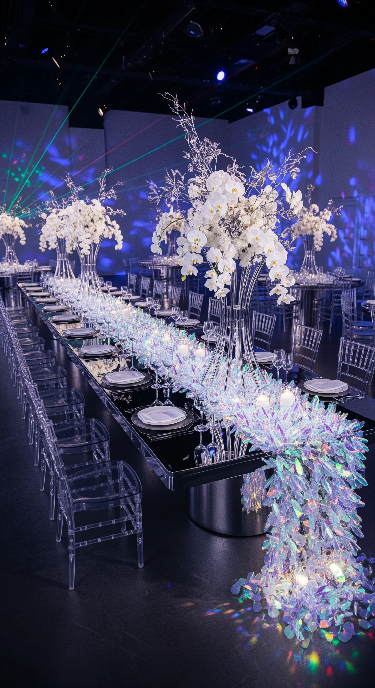 Tavolo nero con un runner di cristalli iridescenti e orchidee bianche, illuminato da laser.