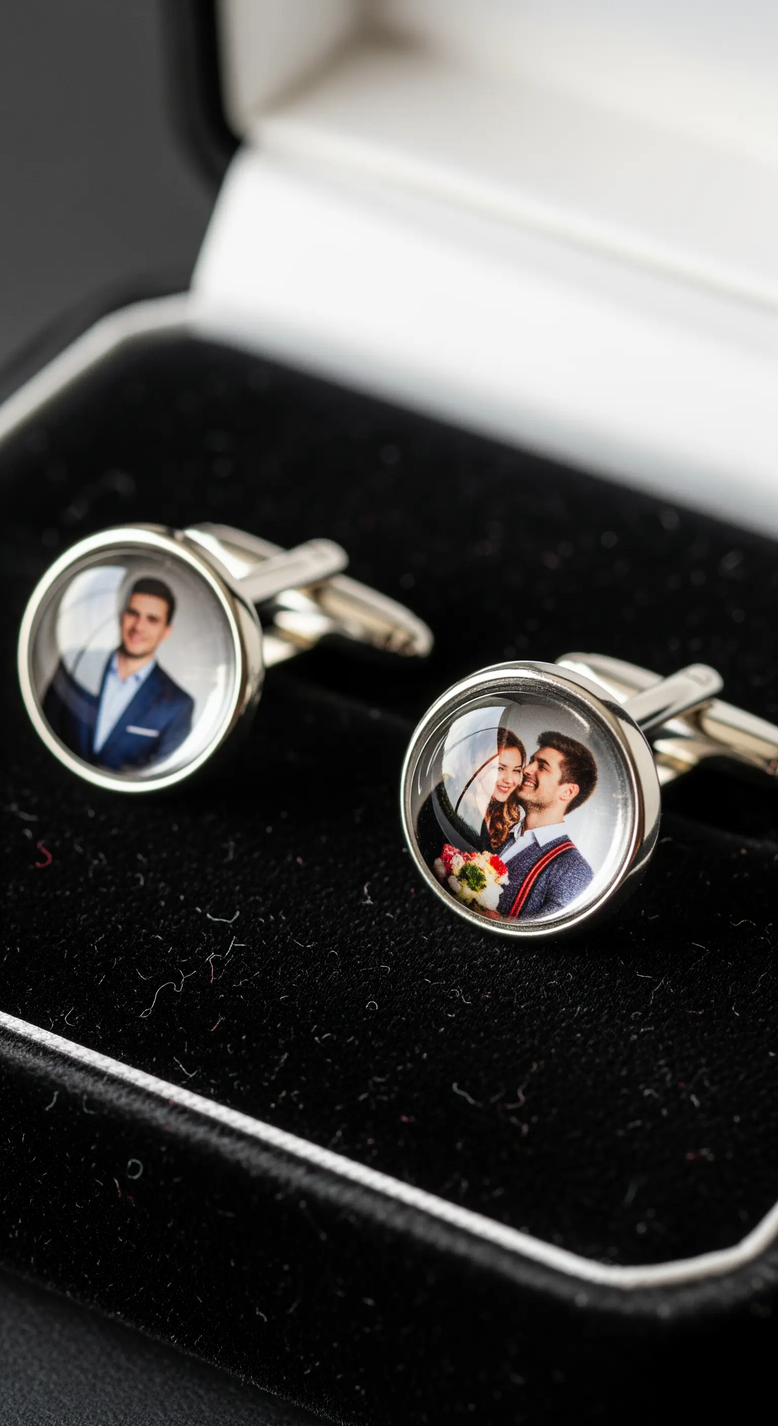 Coppia di gemelli da polso in argento con piccoli ritratti fotografici al loro interno.