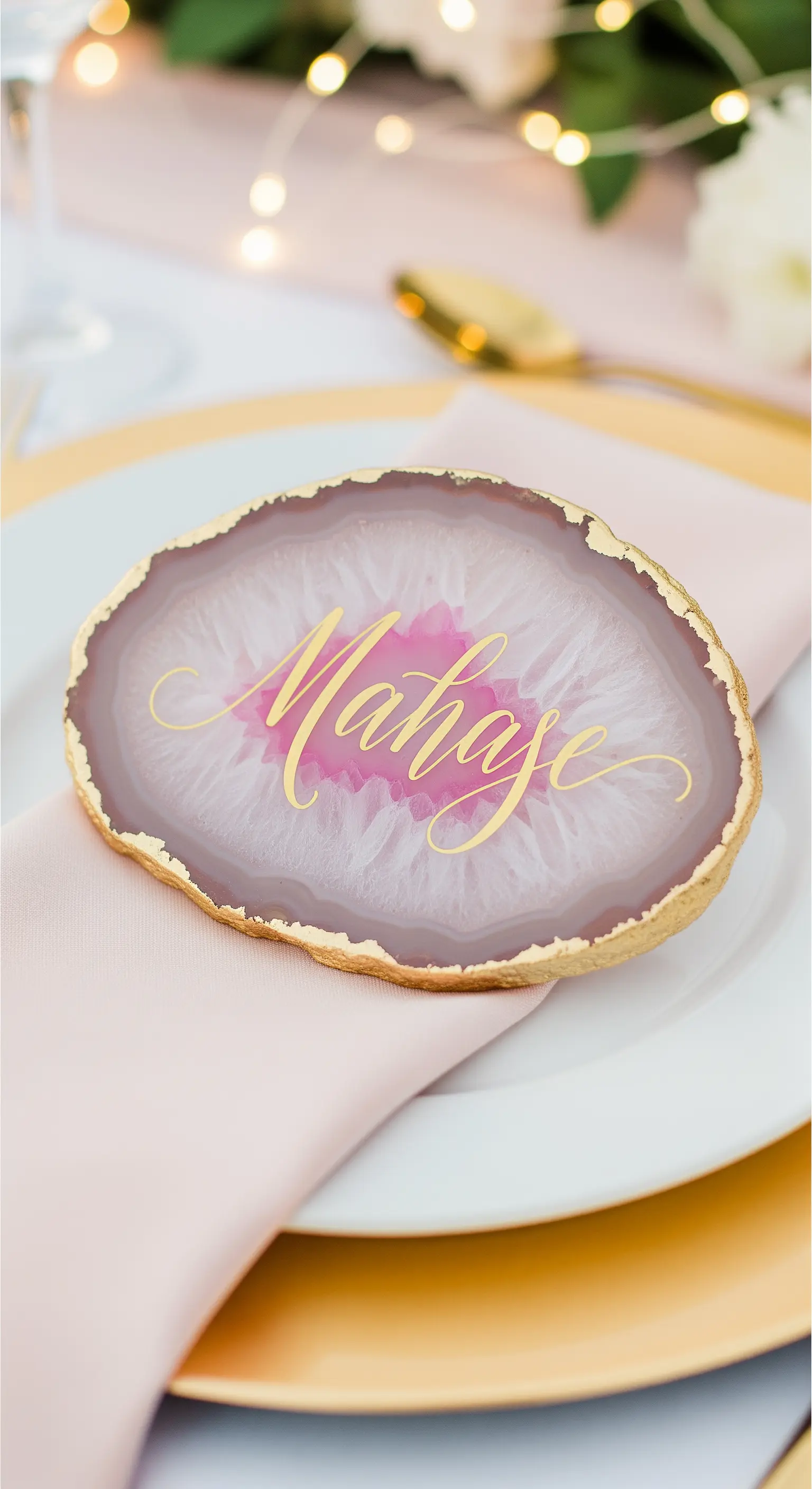 Segnaposto realizzato con una fetta di agata rosa bordata d'oro e nome scritto in calligrafia dorata