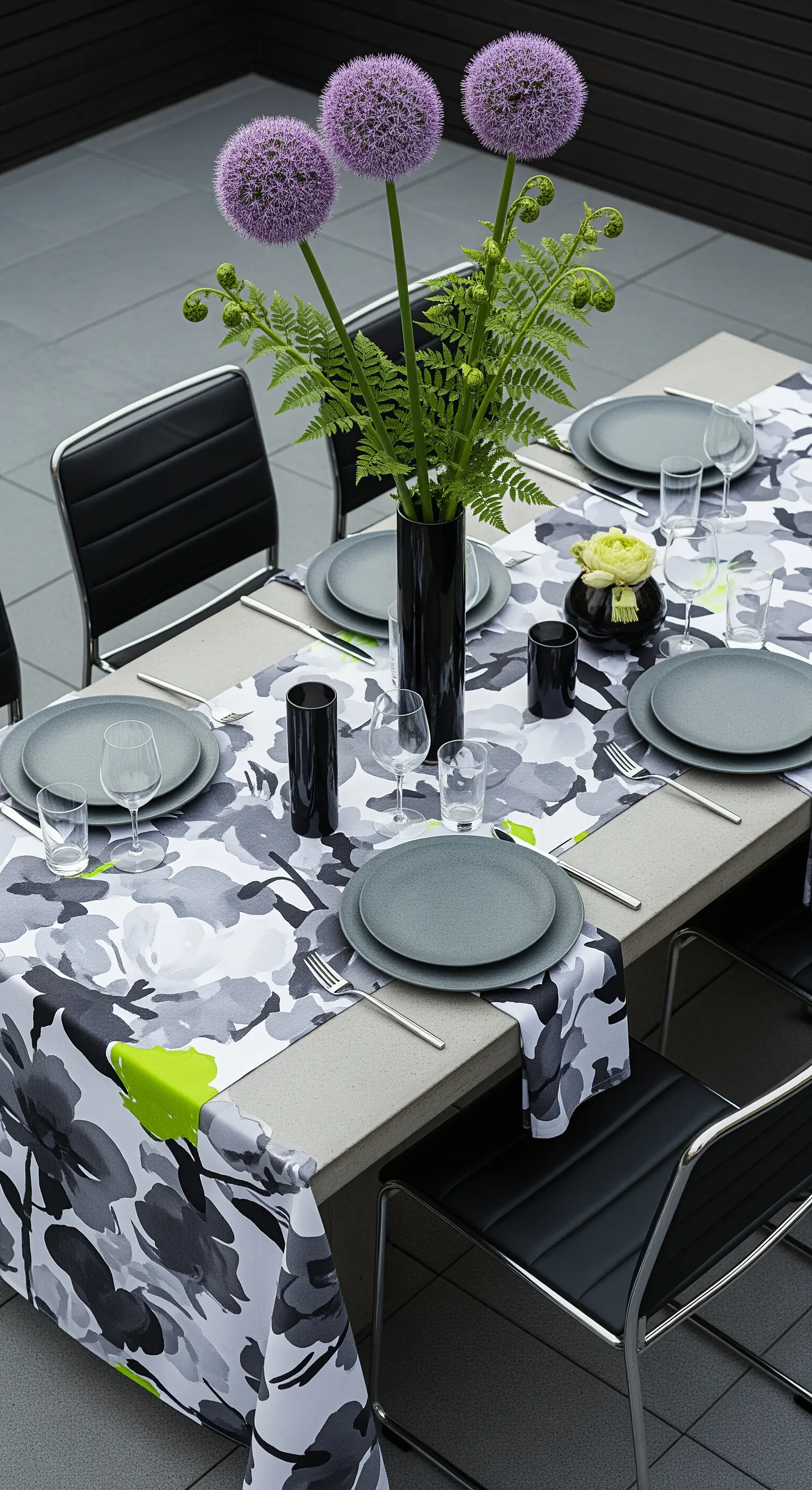 Tavola moderna con tovaglia floreale astratta grigia e un tocco di verde acido.