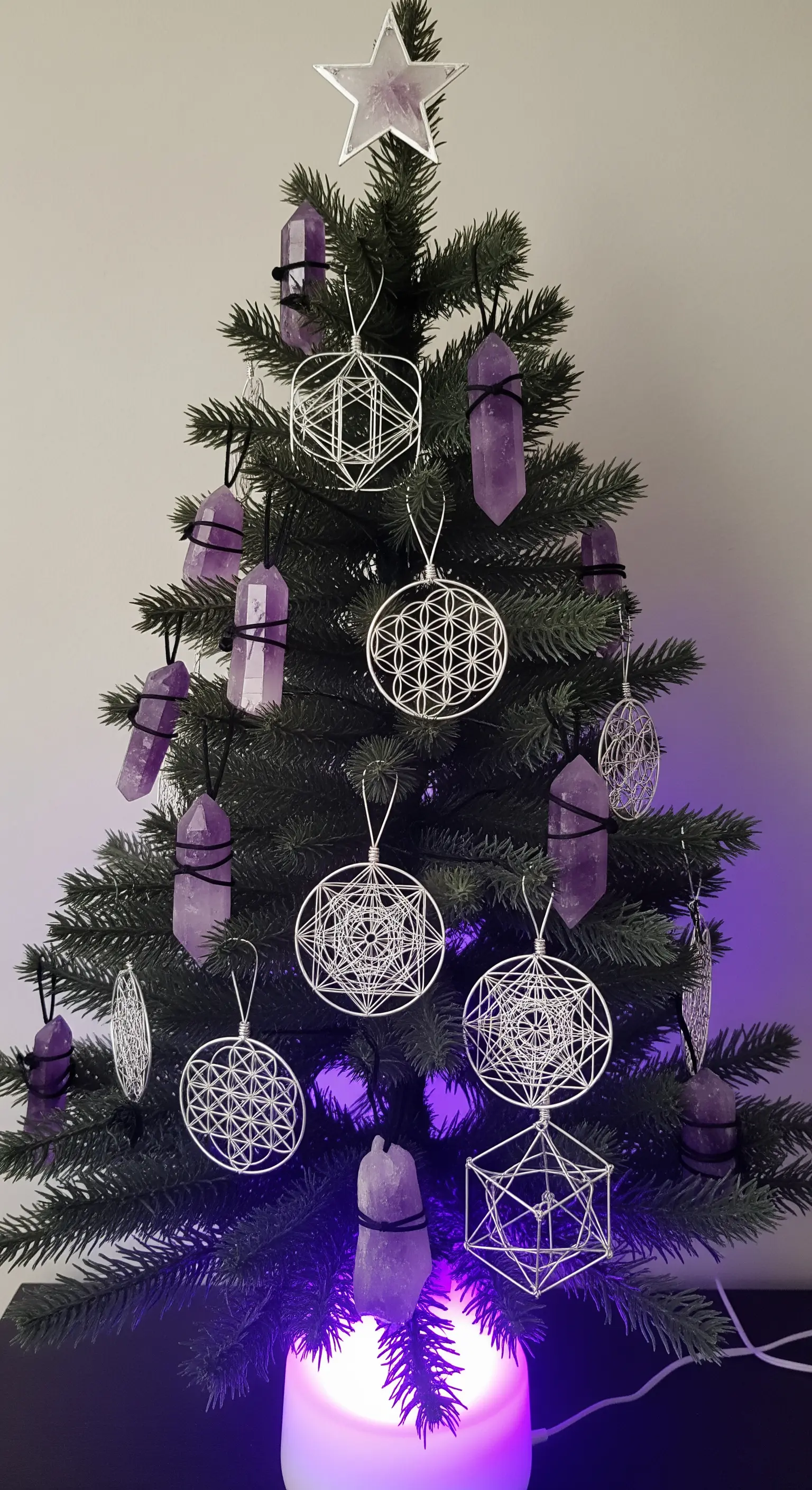 Albero di Natale decorato con cristalli di ametista e simboli di geometria sacra.