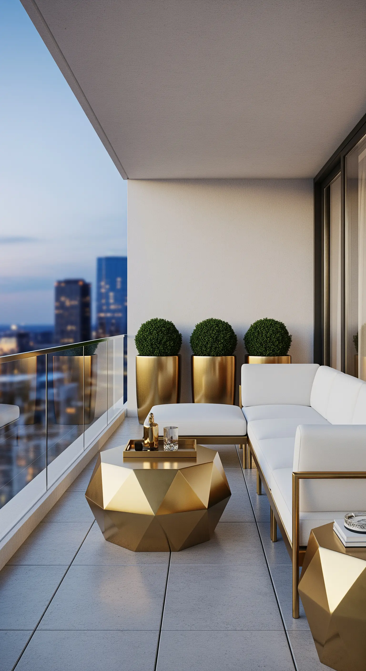 Balcone moderno con divano bianco a L, tavolino e vasi dorati geometrici vista città al tramonto
