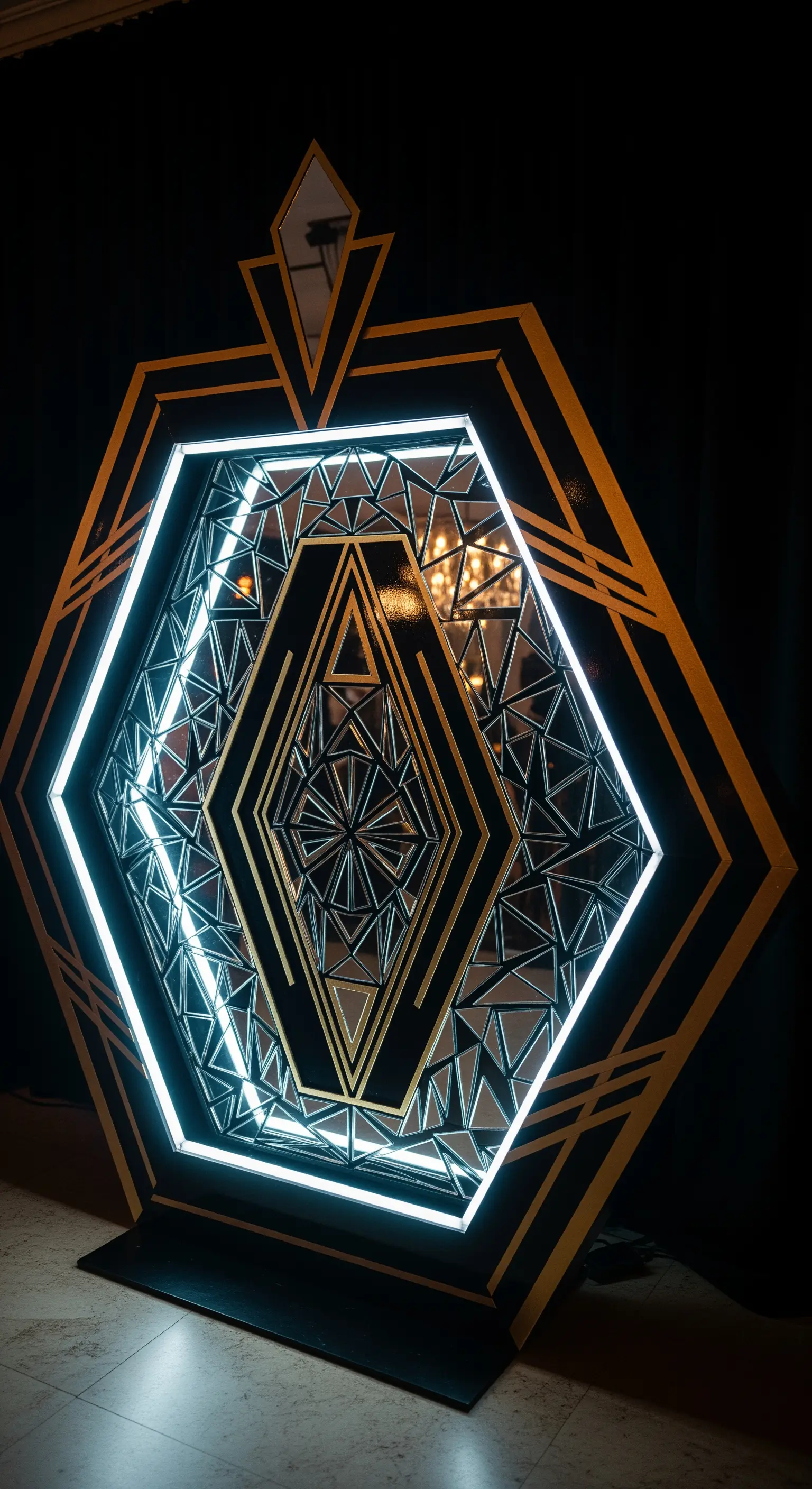 Cornice photobooth esagonale in stile Art Déco con illuminazione LED bianca e specchi interni.