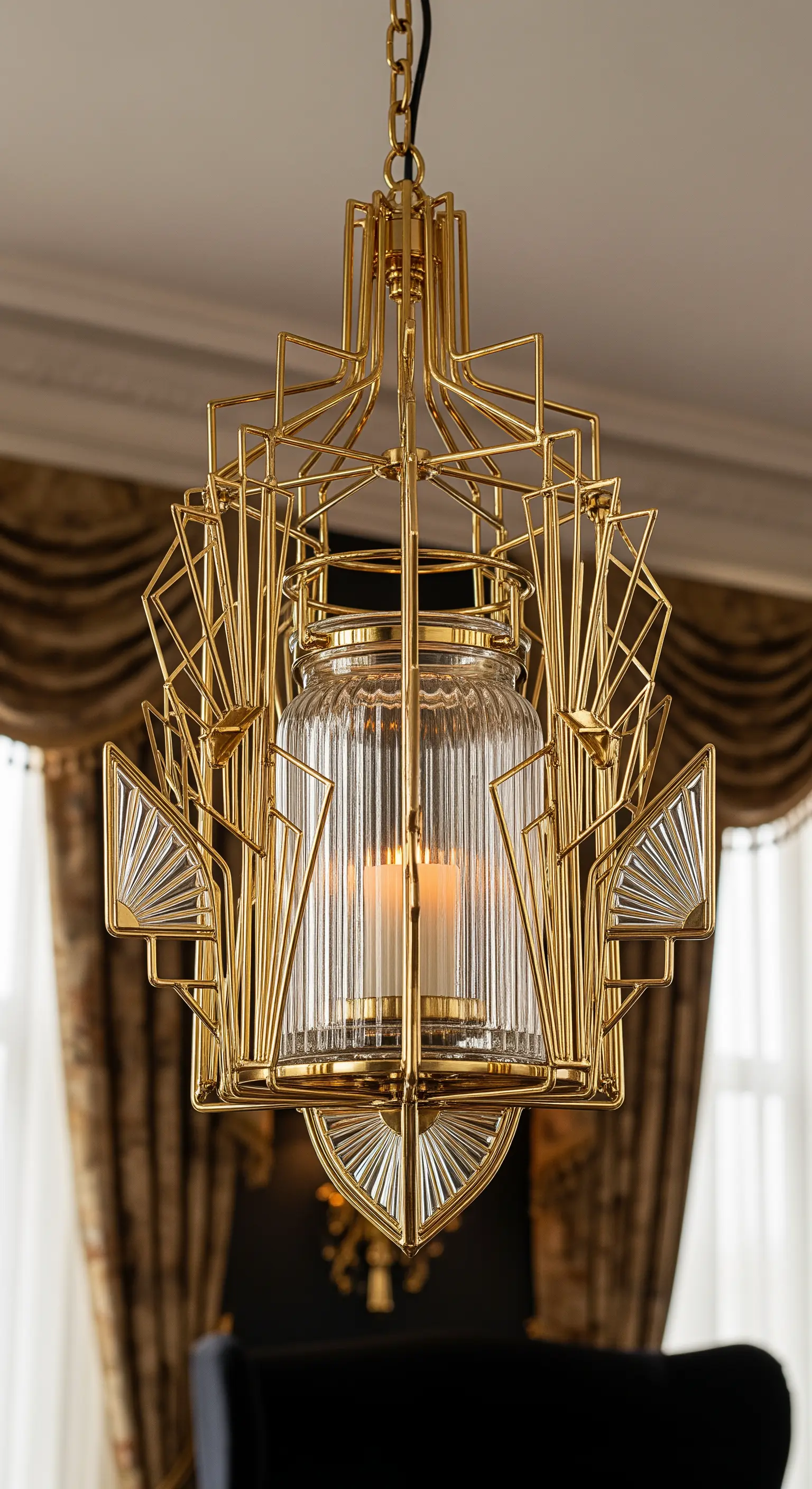 Portacandela sospeso in stile Art Déco con struttura dorata e barattolo scanalato.