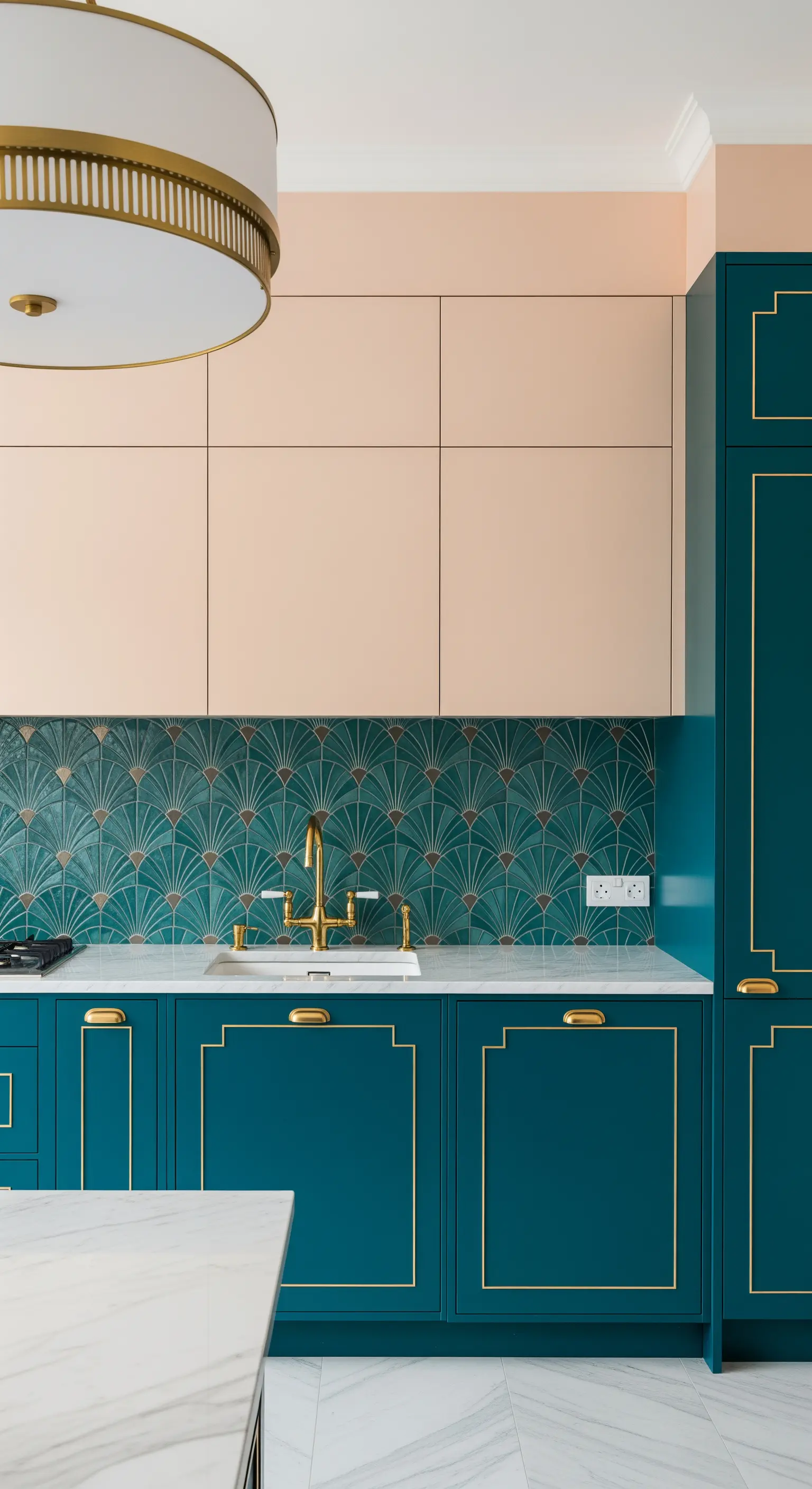 Cucina con pensili rosa, basi blu pavone e piastrelle a ventaglio in stile Art Déco.