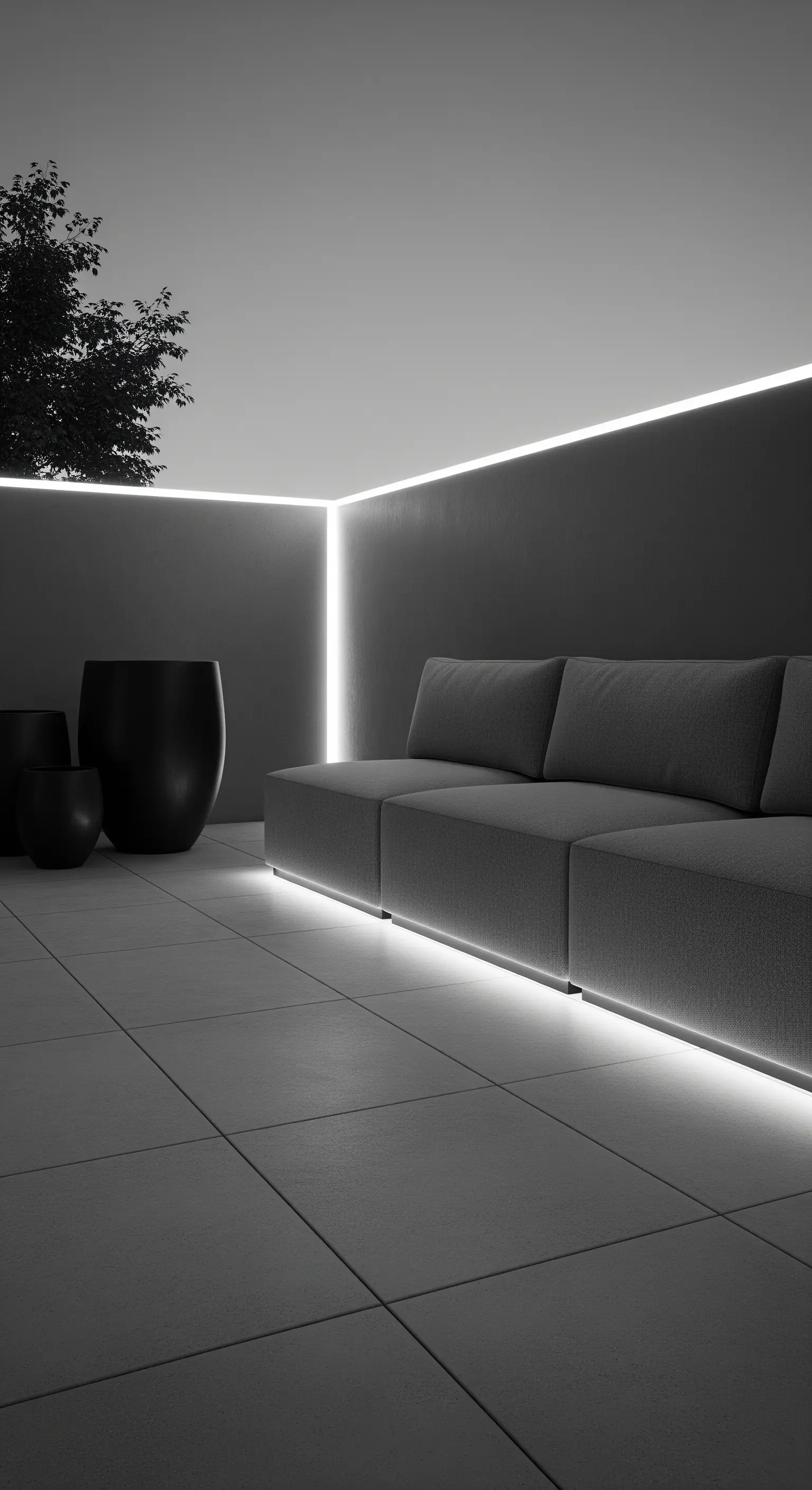 Patio minimalista in bianco e nero con un divano grigio e linee di luce LED che definiscono le pareti