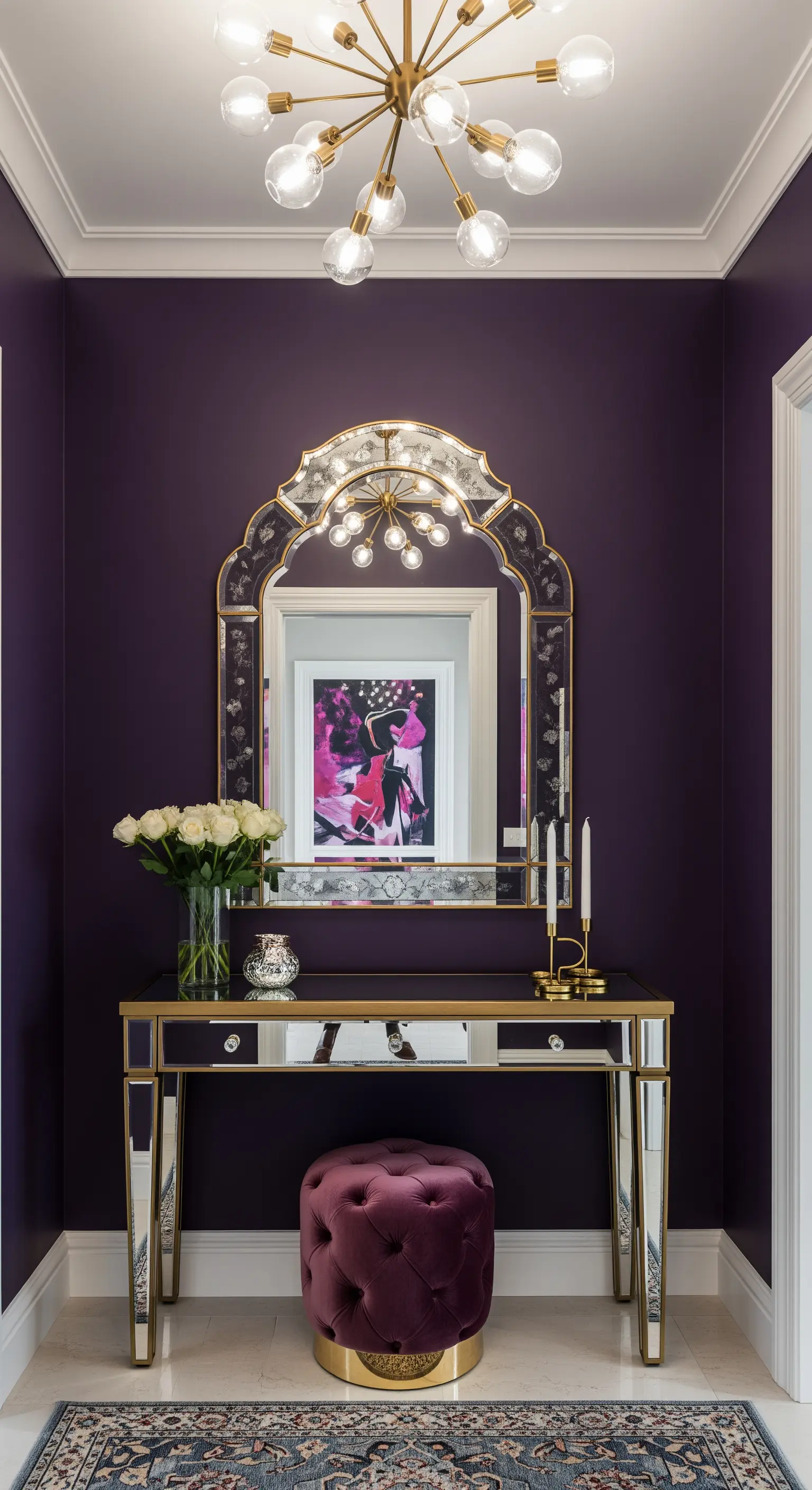 Ingresso viola con consolle a specchio, specchio veneziano e pouf in velluto.