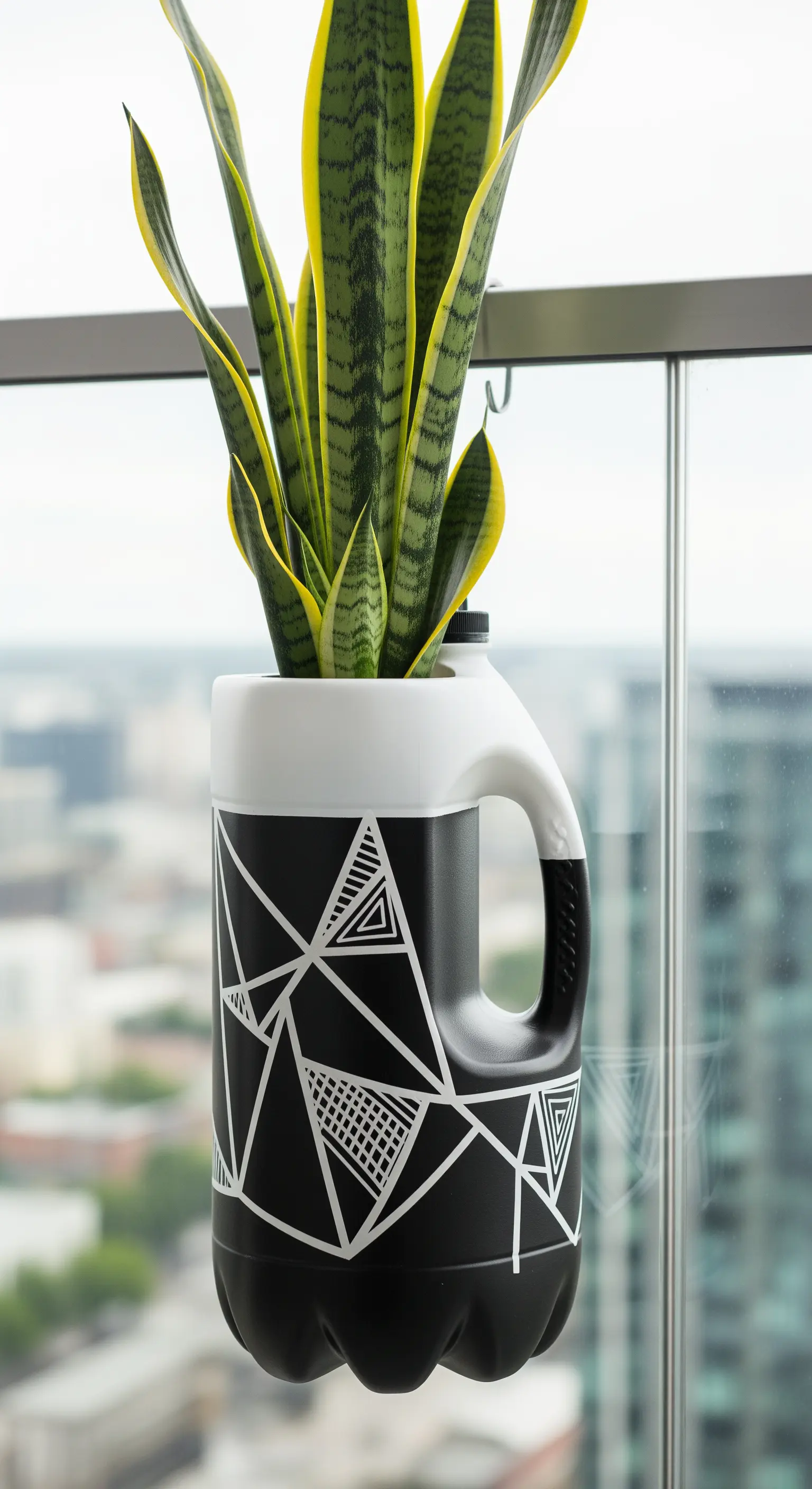 Flacone nero con manico dipinto con un pattern geometrico di linee e triangoli bianchi.