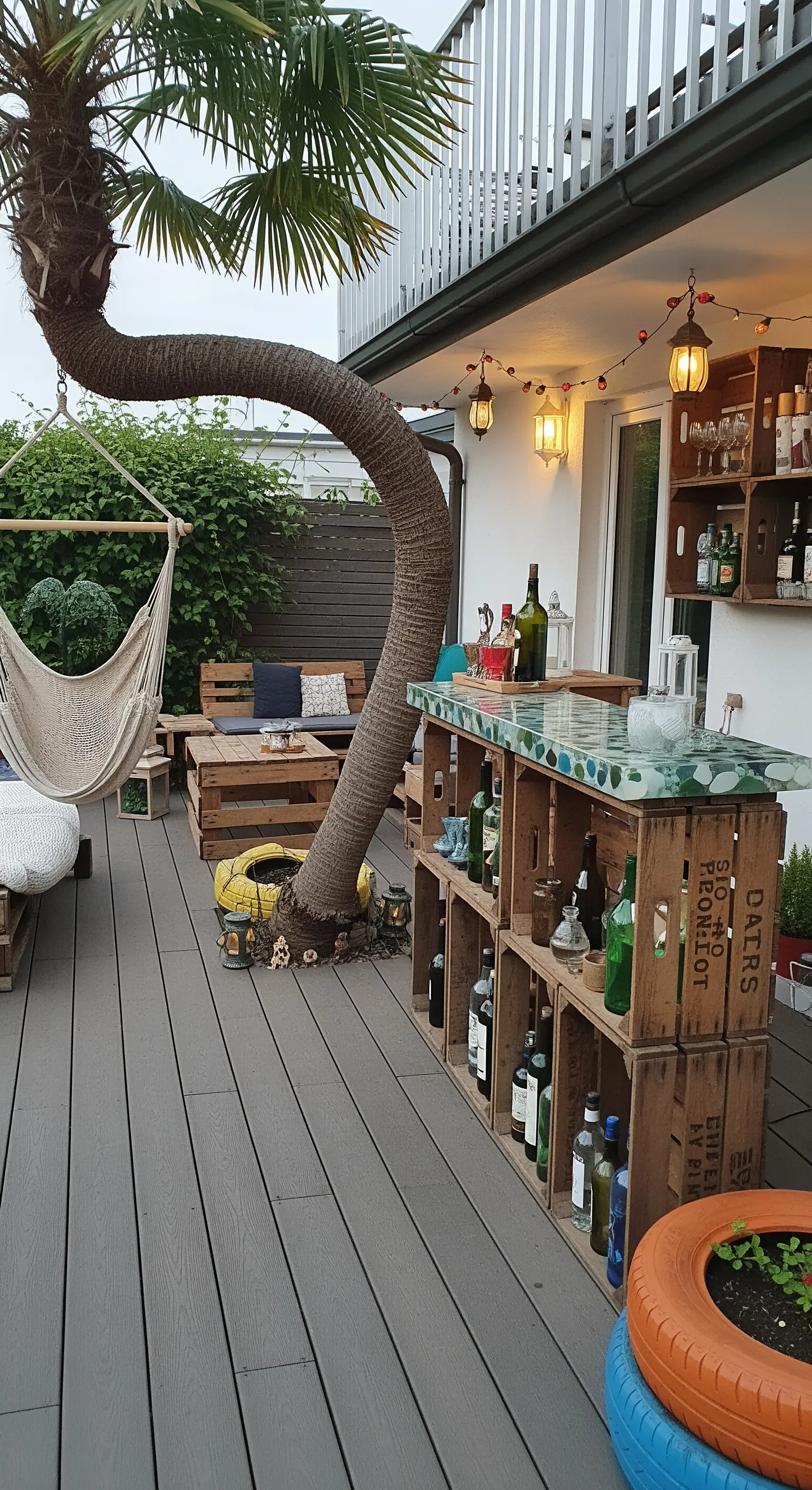 Bar fai-da-te su un patio, realizzato con cassette di legno e un top in resina verde.