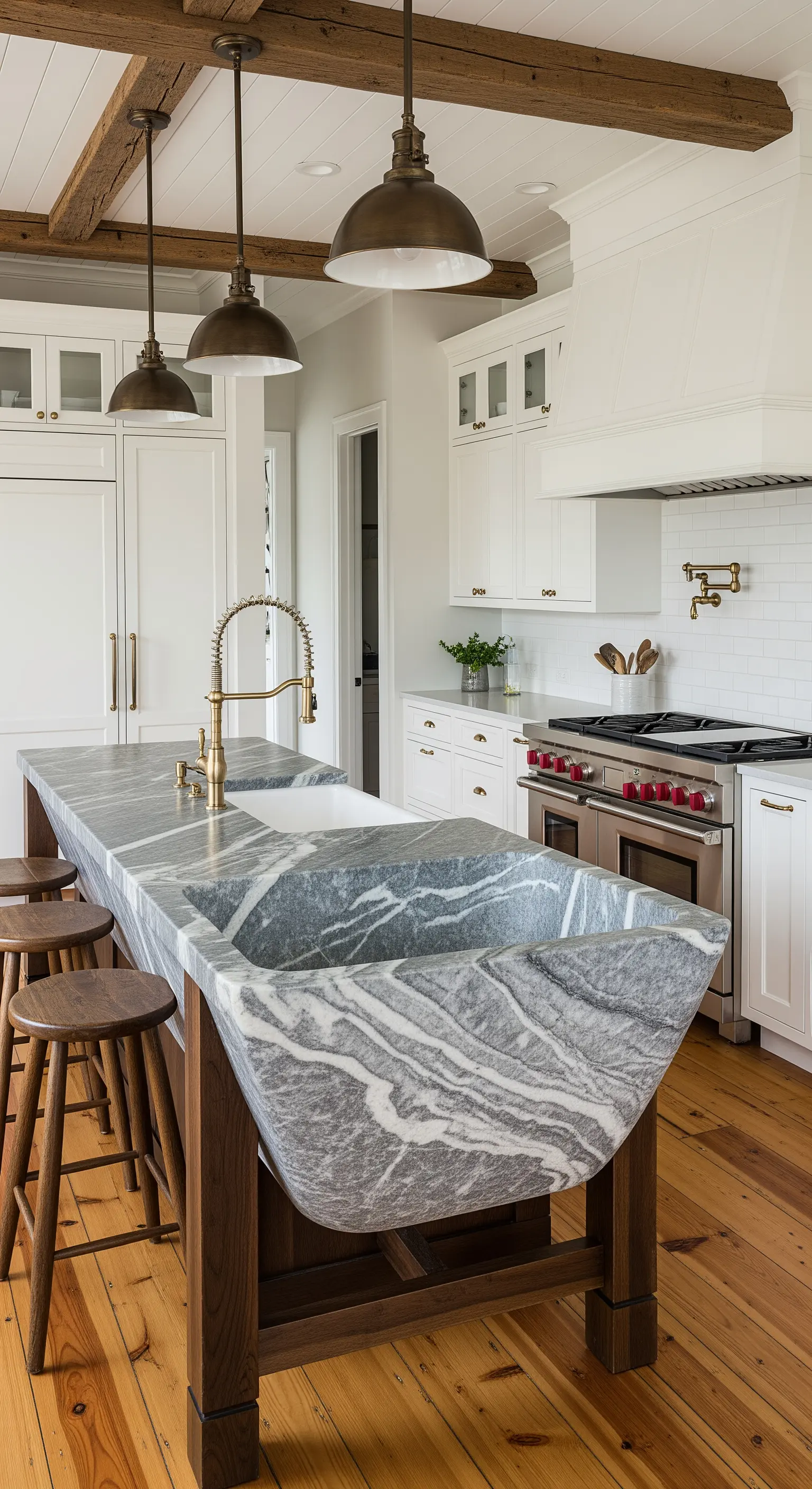 Isola con lavello a vasca scavato in un blocco di pietra grigia, supportata da una base in legno massiccio.