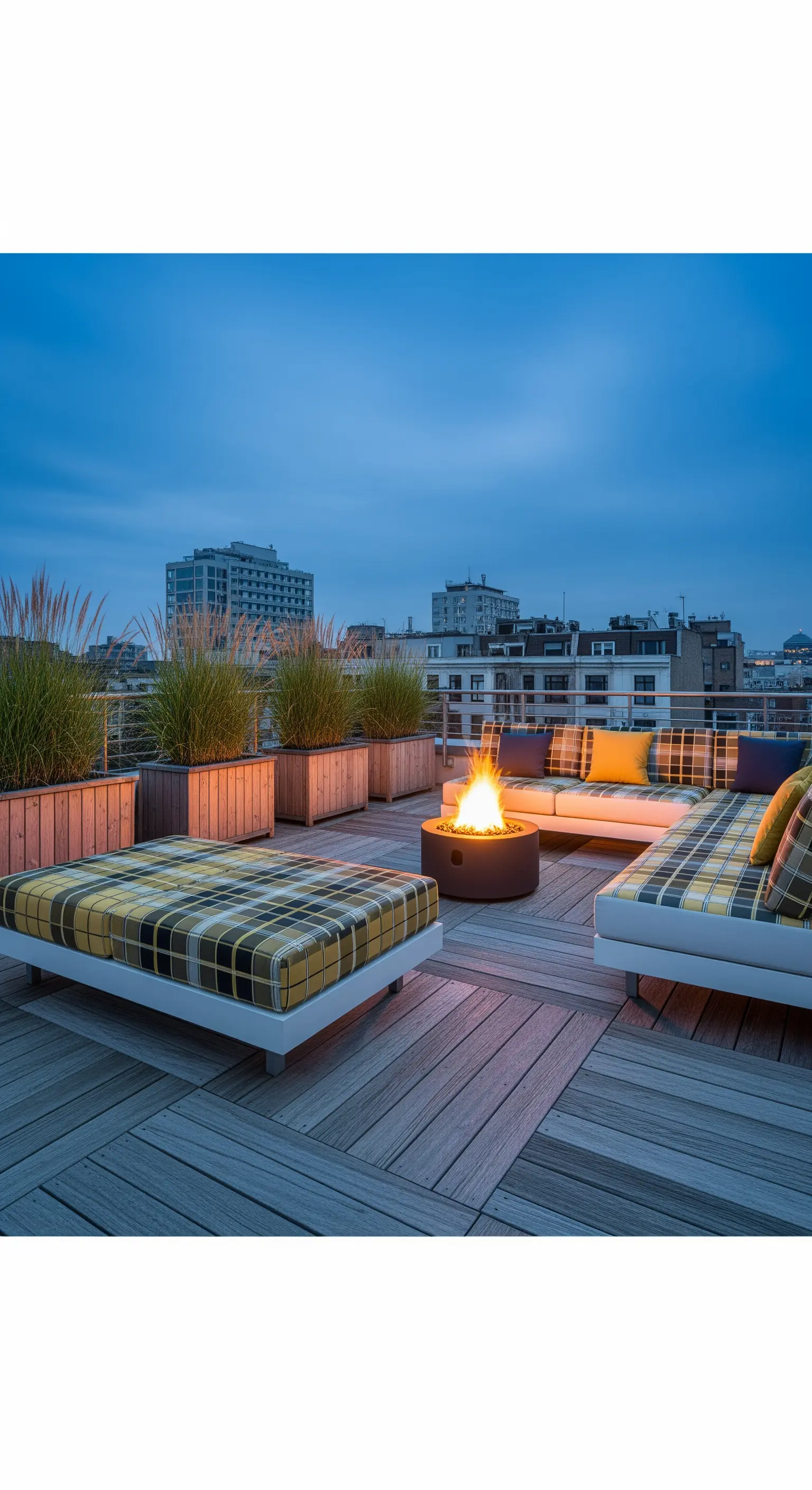 Terrazza moderna con divani modulari, cuscini tartan e un braciere centrale acceso.