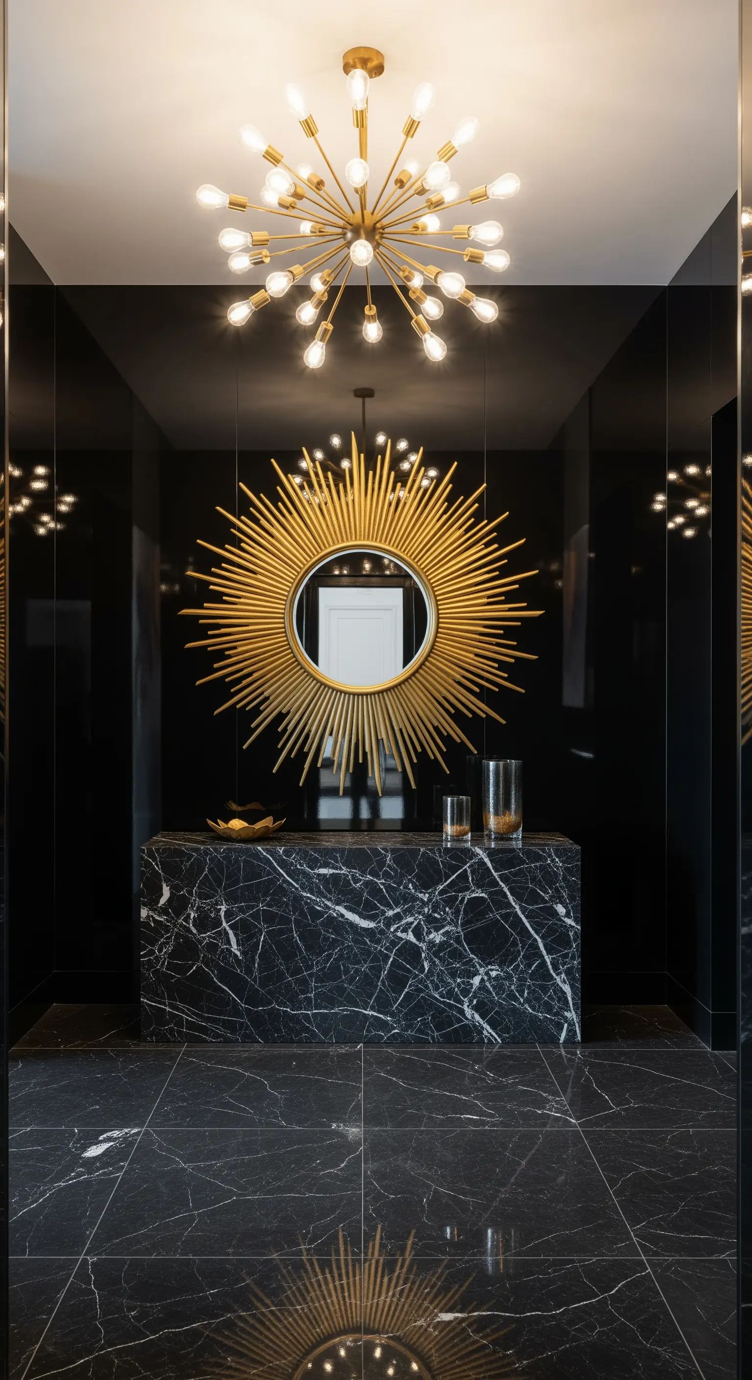 Ingresso total black con marmo nero, specchio a raggiera dorato e lampadario sputnik.