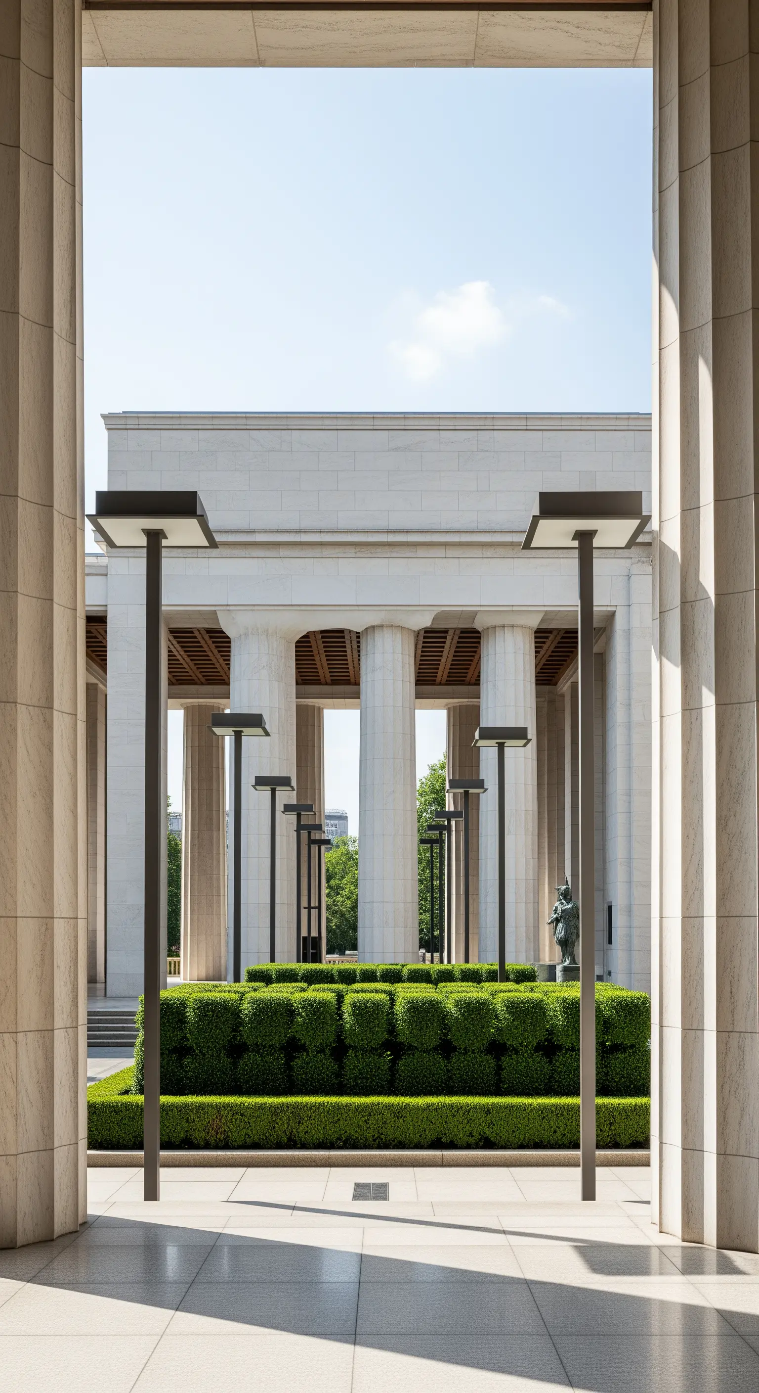 Portico modernista con colonne massicce e lisce e lampioni dal design minimalista.