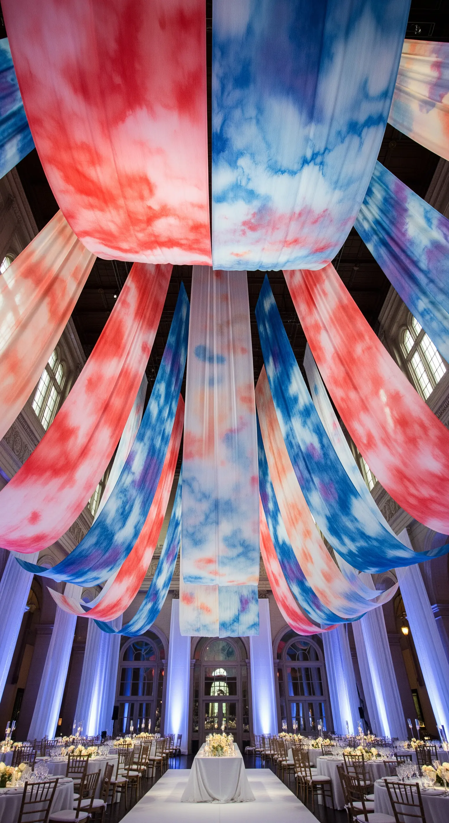 Soffitto di una sala ricevimenti decorato con grandi teli di tessuto fluttuanti dipinti.