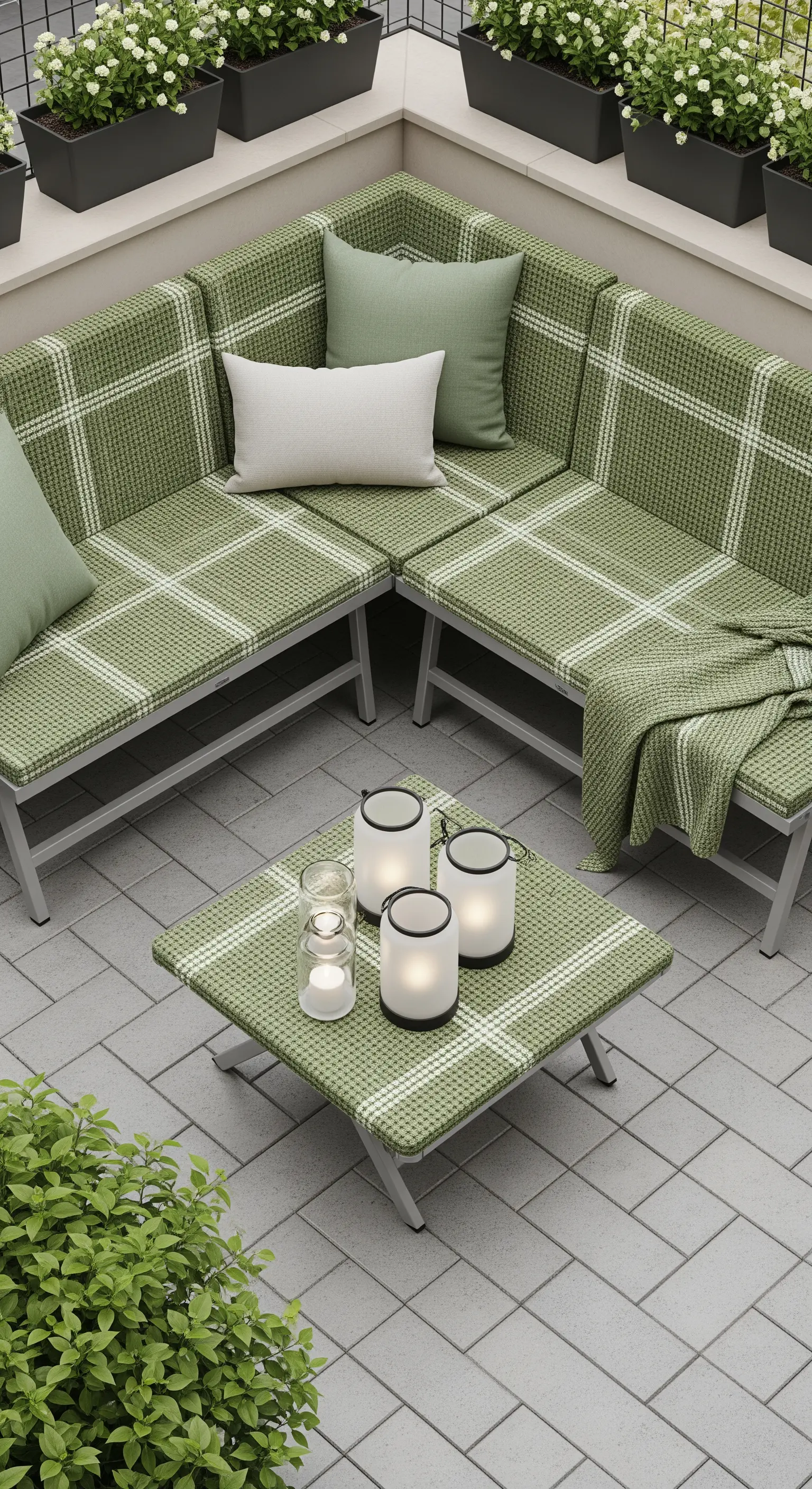 Divano angolare modulare con rivestimento a quadri verdi e bianchi e lanterne sul tavolino.