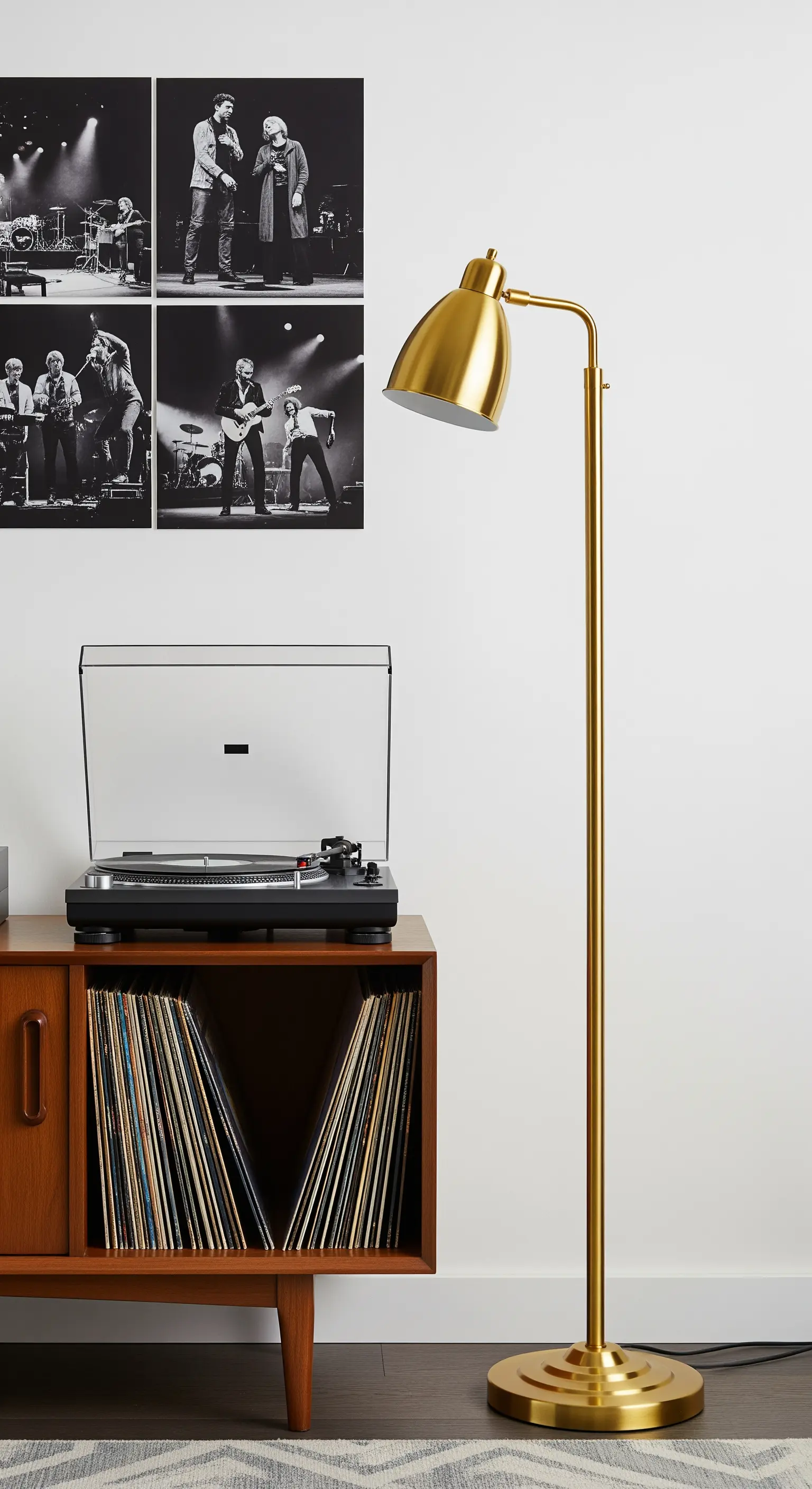 Lampada da terra dorata accanto a un mobiletto per giradischi in legno e una collezione di vinili.