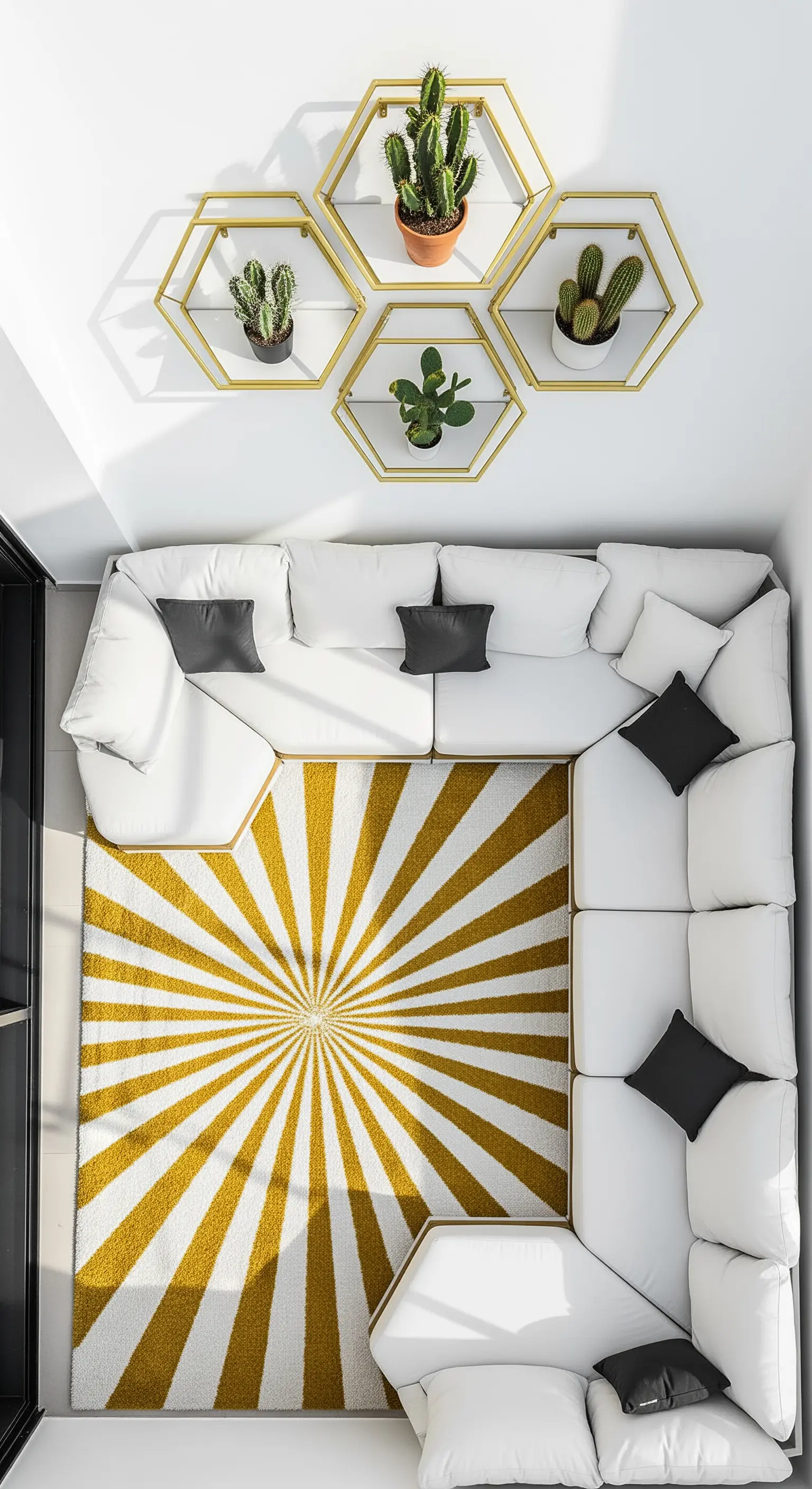 Vista dall'alto di un salotto con divano bianco a U e un grande tappeto grafico giallo e bianco.