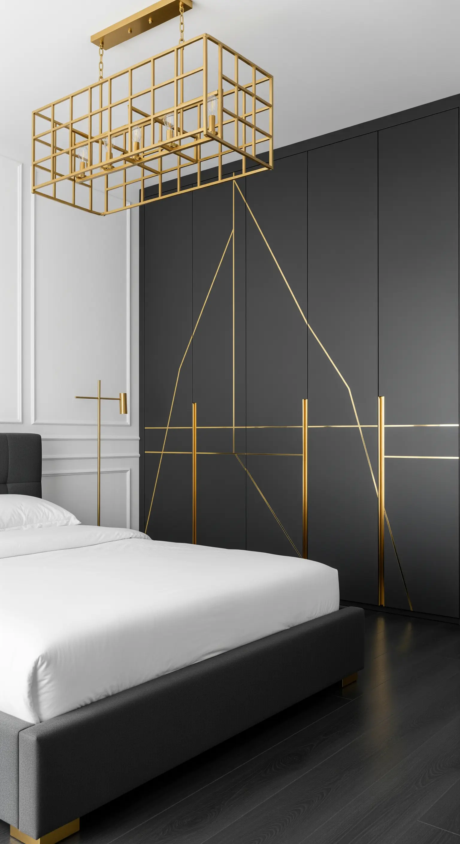Armadio grigio scuro con linee geometriche dorate e un lampadario dorato a gabbia.
