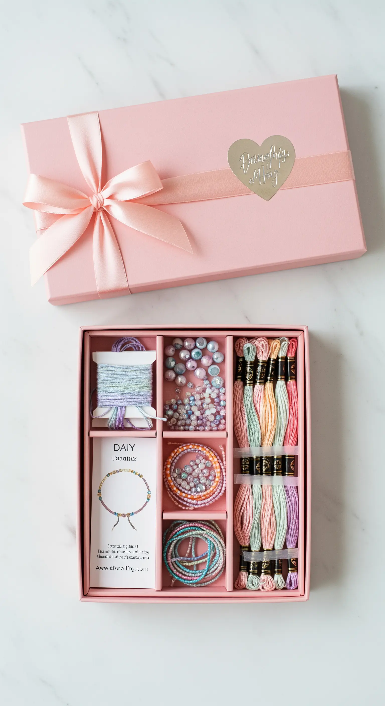 Kit per creare braccialetti con fili e perline colorate in una scatola rosa ordinata.