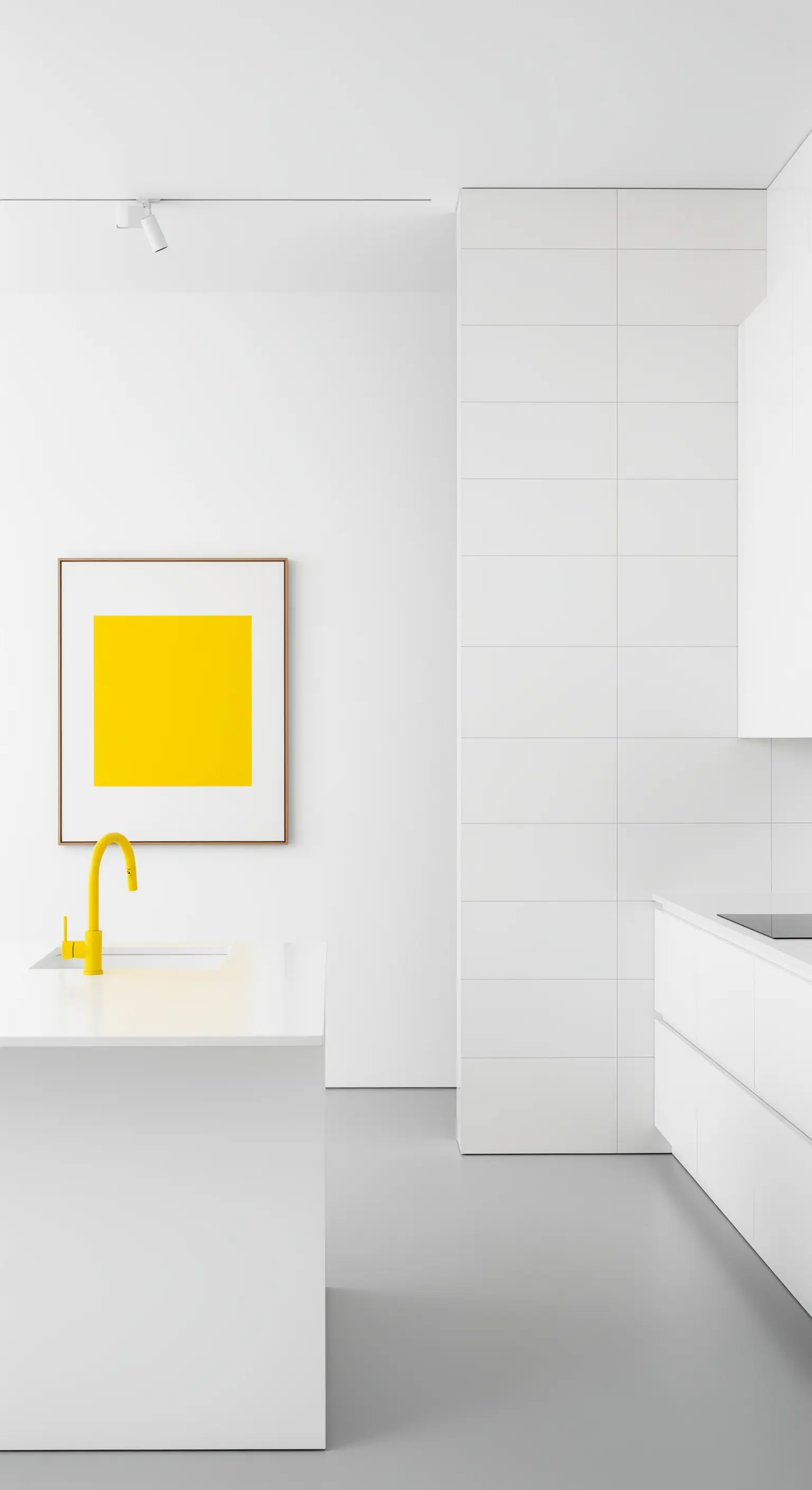 Cucina total white con un quadro con un quadrato giallo e un rubinetto giallo.
