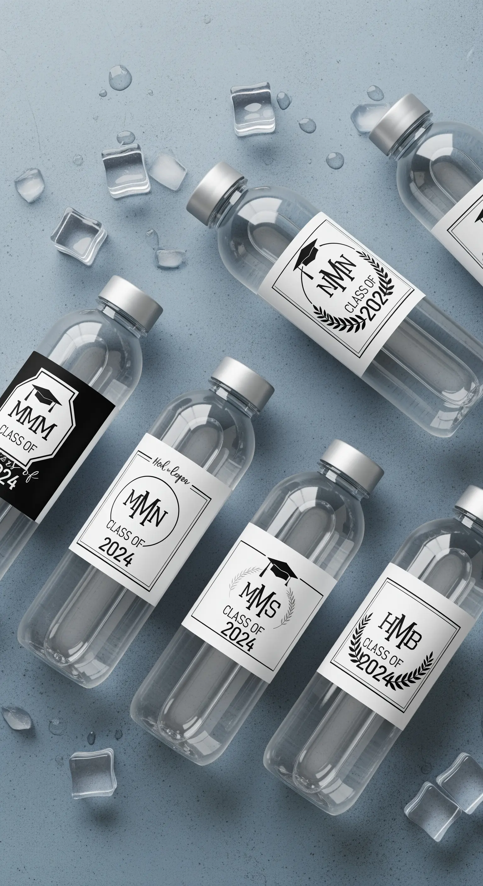 Bottigliette d'acqua con etichette personalizzate in bianco e nero per una festa di laurea 'Class of 2024'